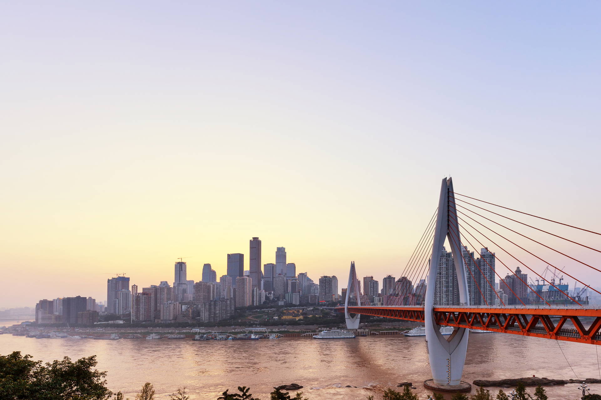 Pejzaż miejski Chongqing w Chinach z widocznym mostem Chaotianmen.