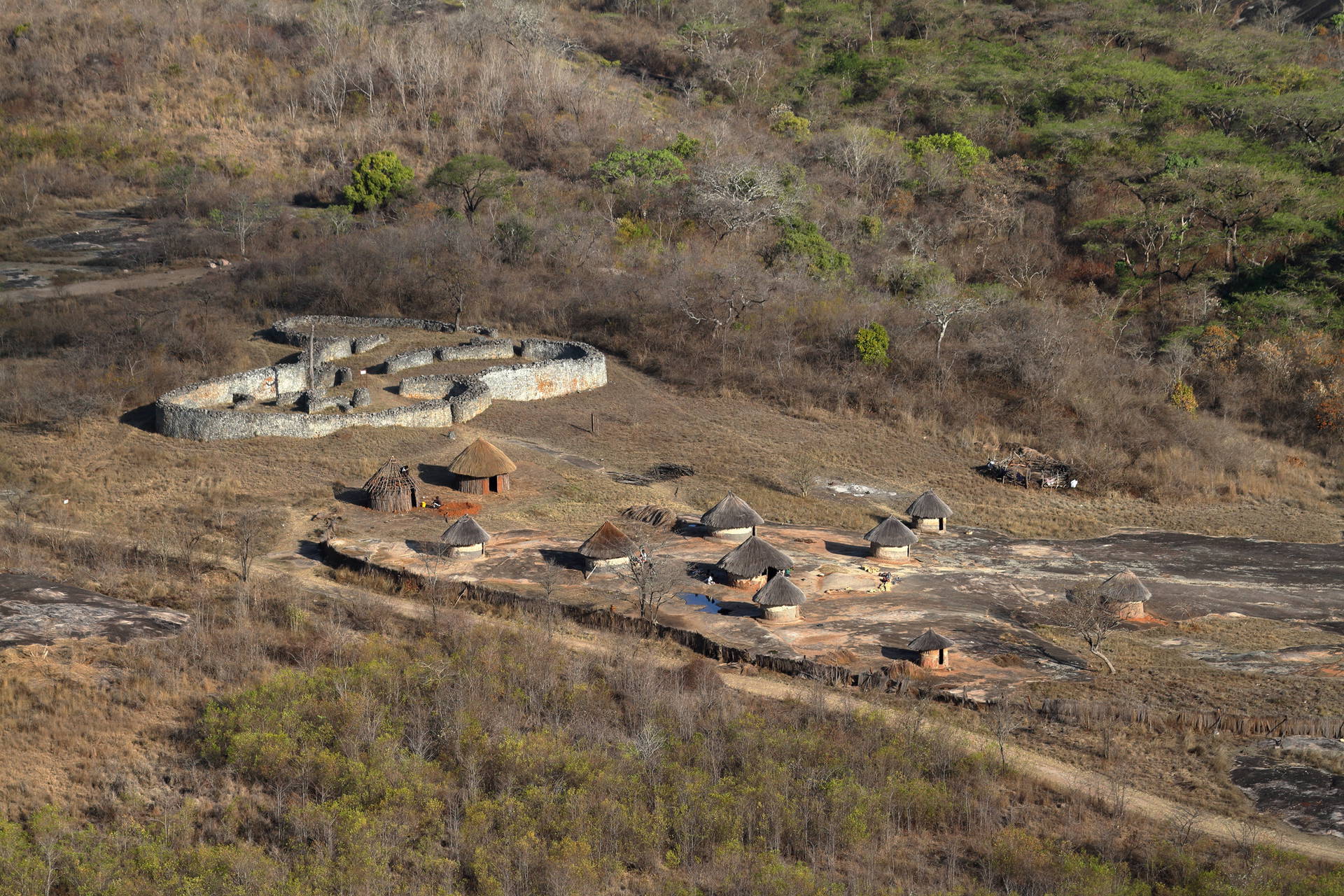 Wielkie Zimbabwe z lotu ptaka. Stanowisko archeologiczne.
