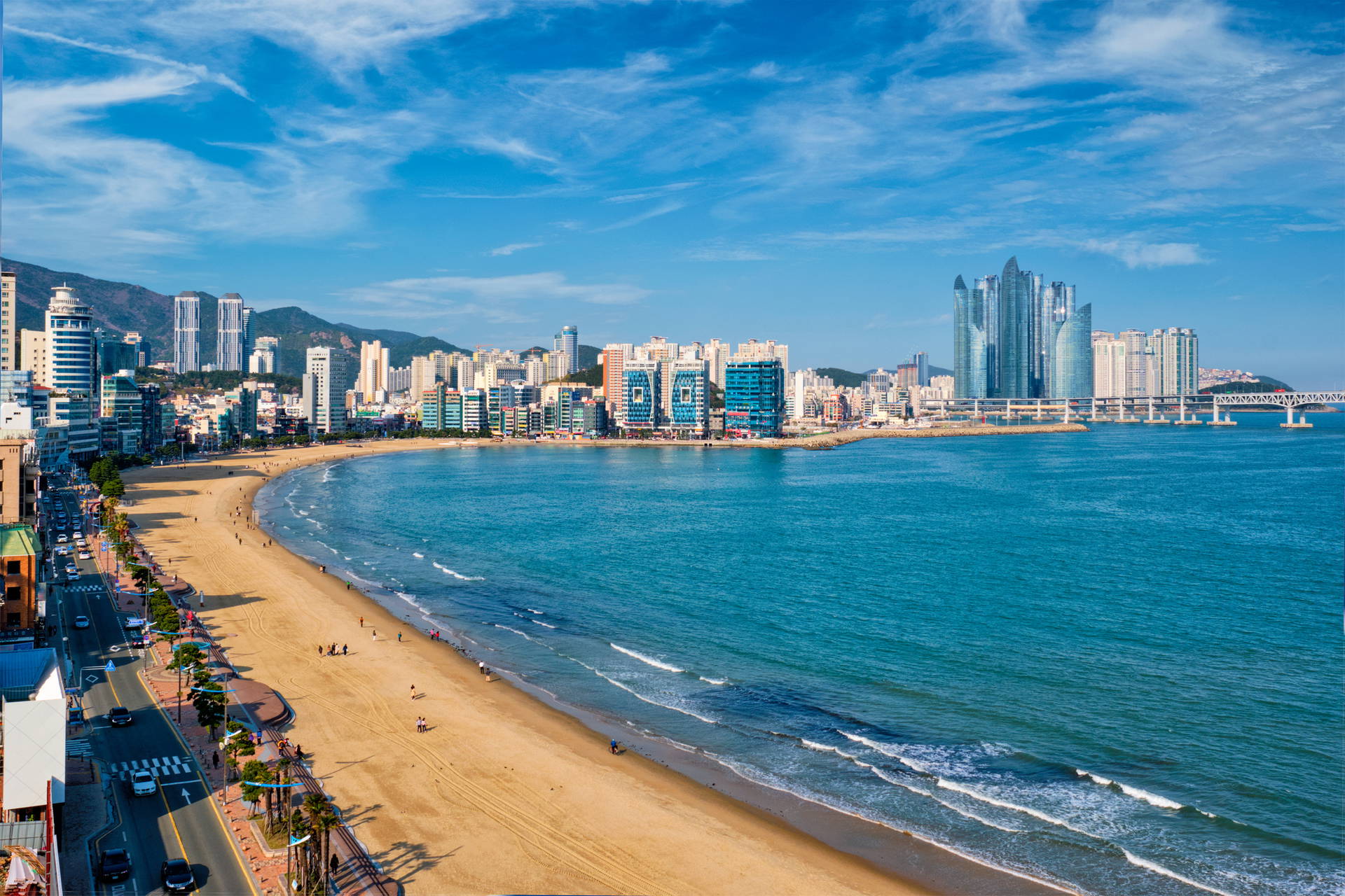 Plaża Haeundae w Busan, w Korei Południowej, z budynkami w tle.