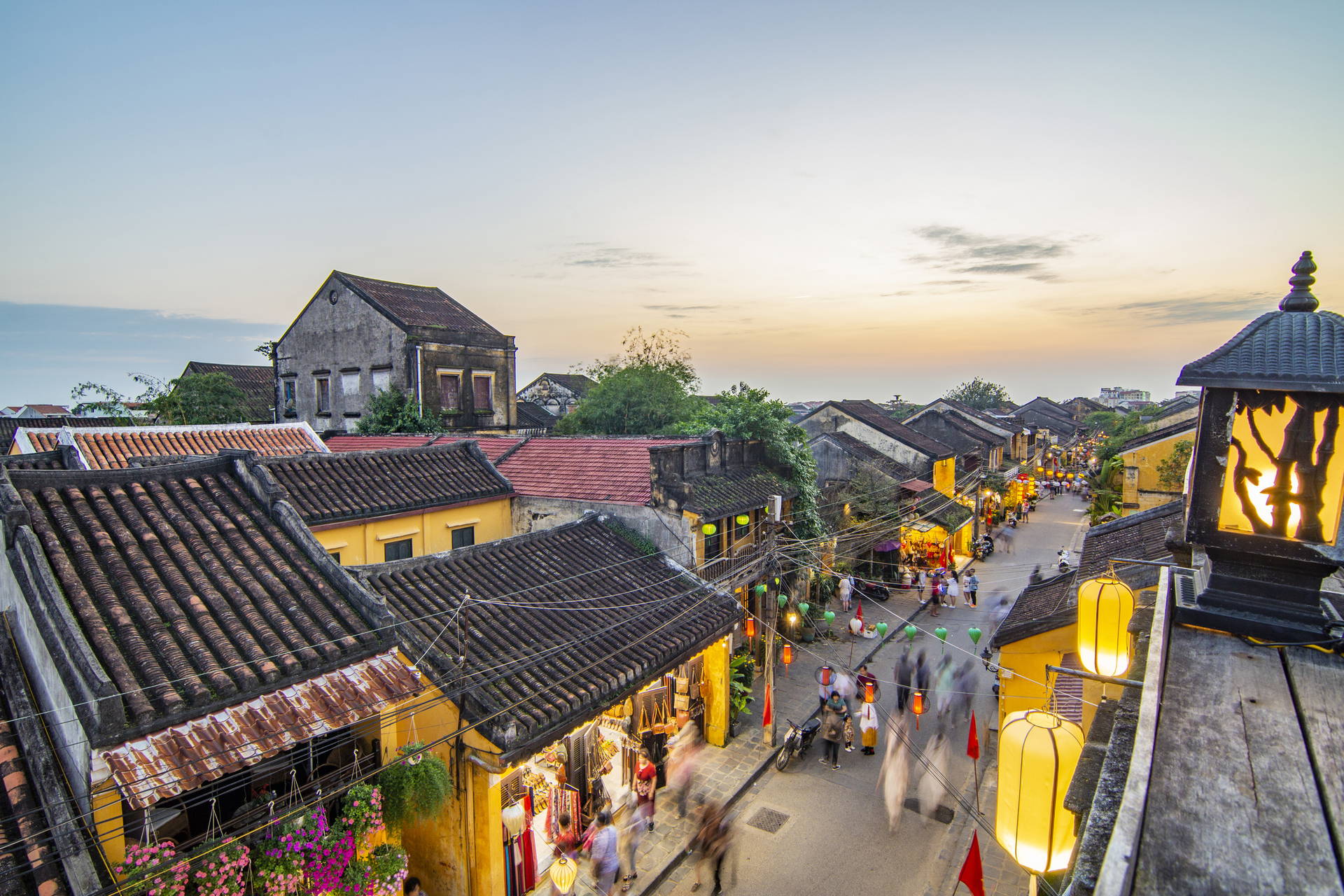 Ulica w Hoi An, Wietnam, o zmierzchu.