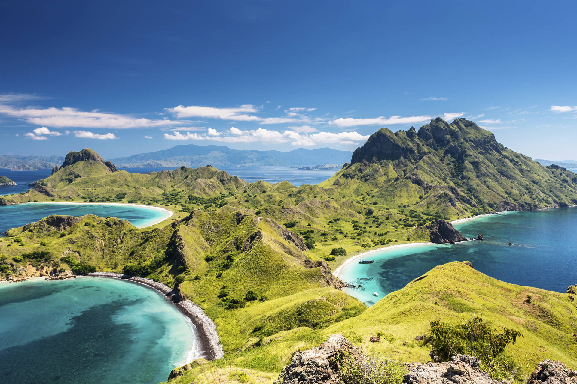 Padar Island w Indonezji: zielone wzgórza i turkusowa woda.