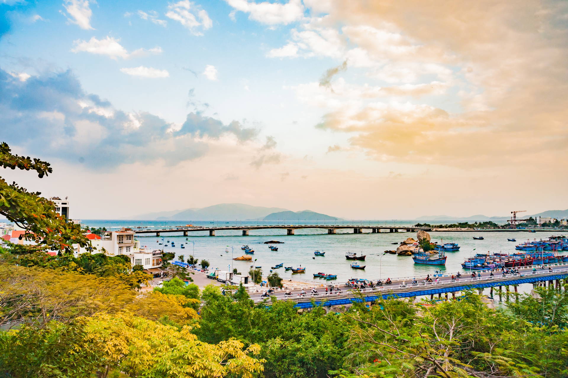 Zatoka Nha Trang z mostami i łodziami.