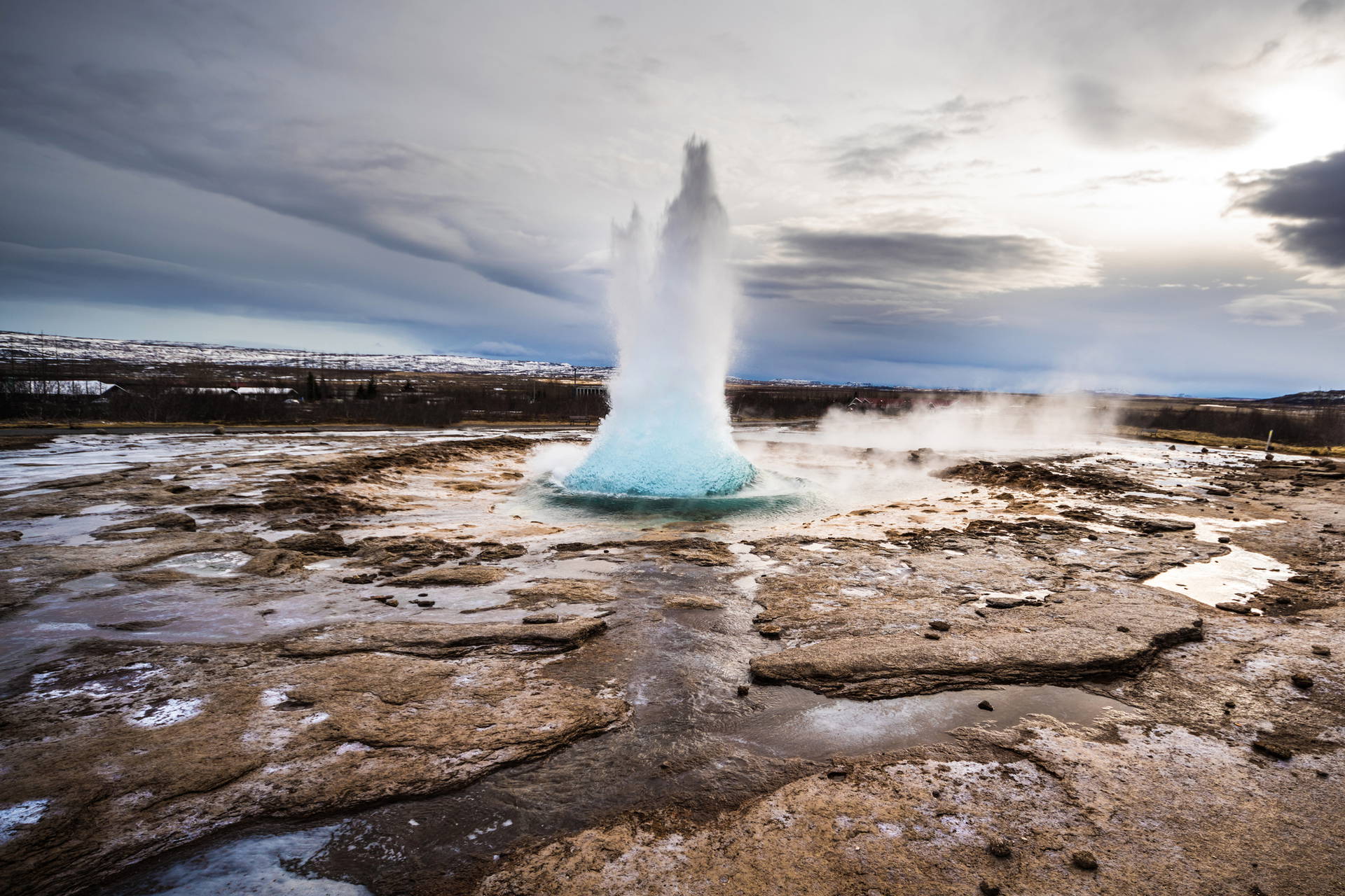 Erupcja gejzeru Strokkur na Islandii.