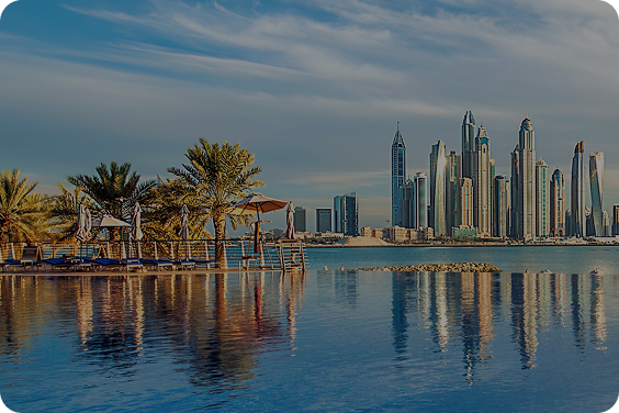 Basen na tle panoramy Dubaju.