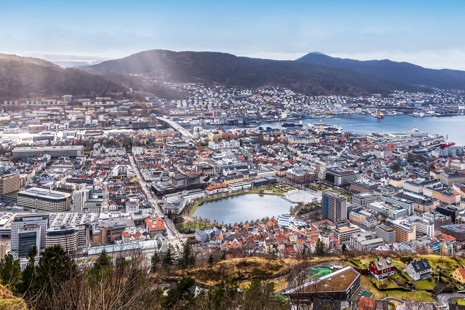 Panorama Bergen w Norwegii z jeziorem i górami w tle.