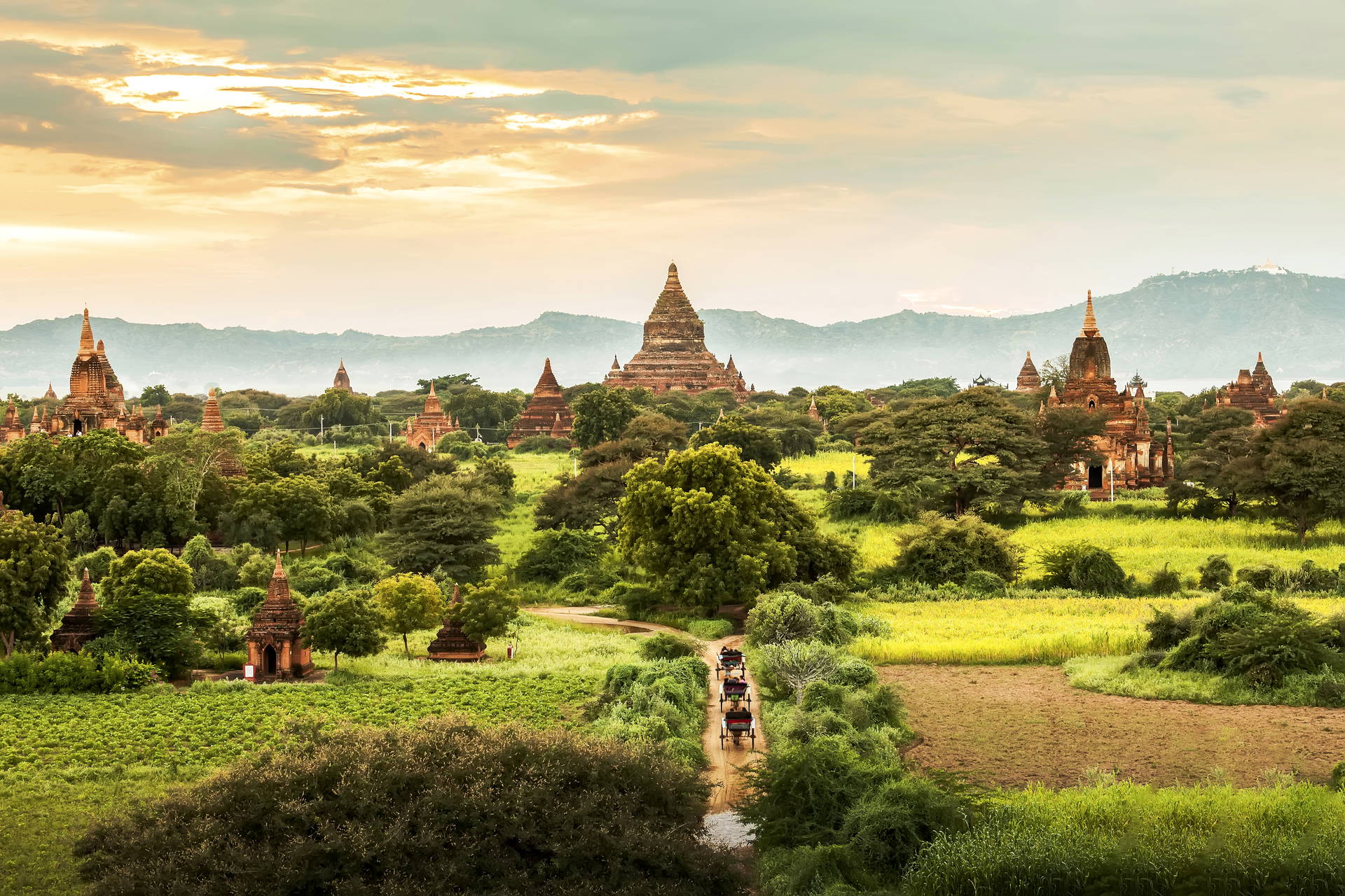 Pagody, drzewa i wozy w Bagan, Birma.