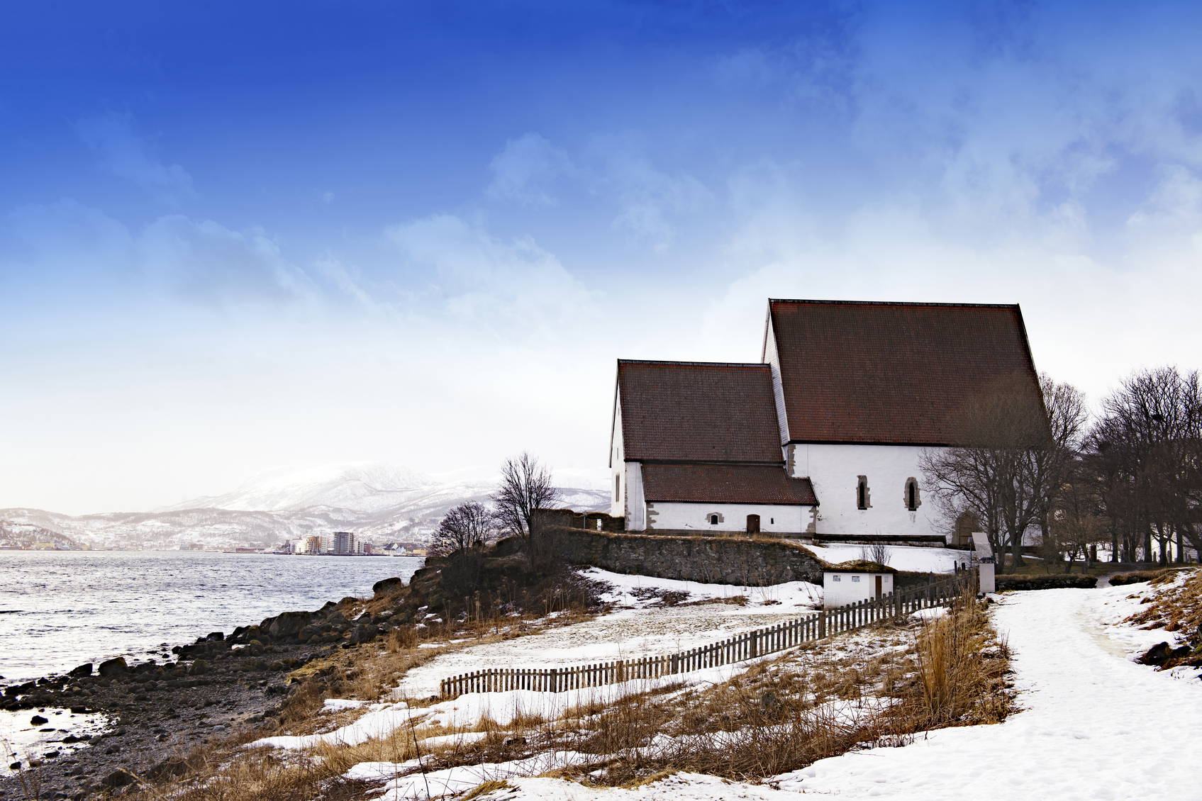 Zimowy widok na kościół w Giske, Norwegia.