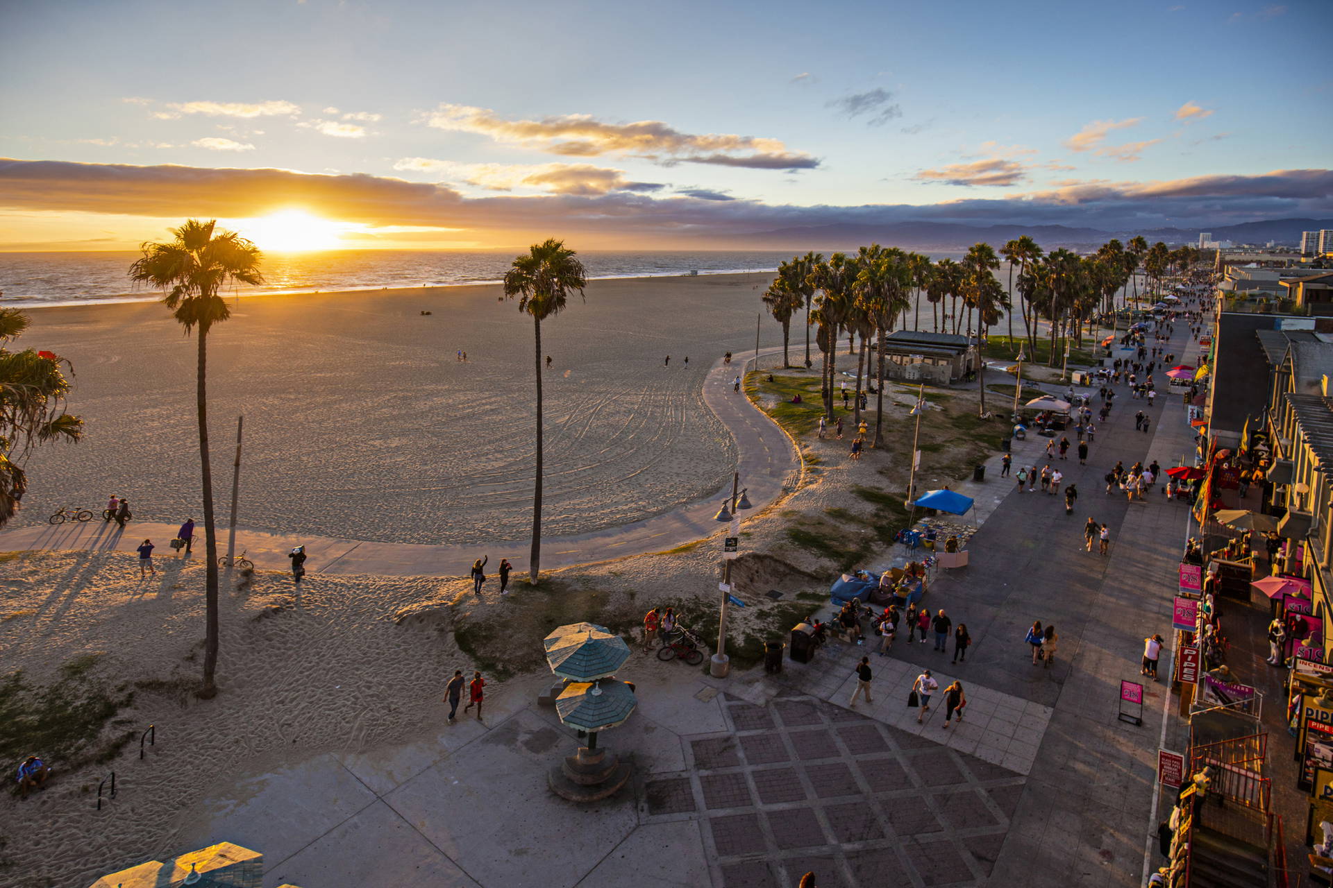 Zachód słońca nad Venice Beach w Kalifornii.