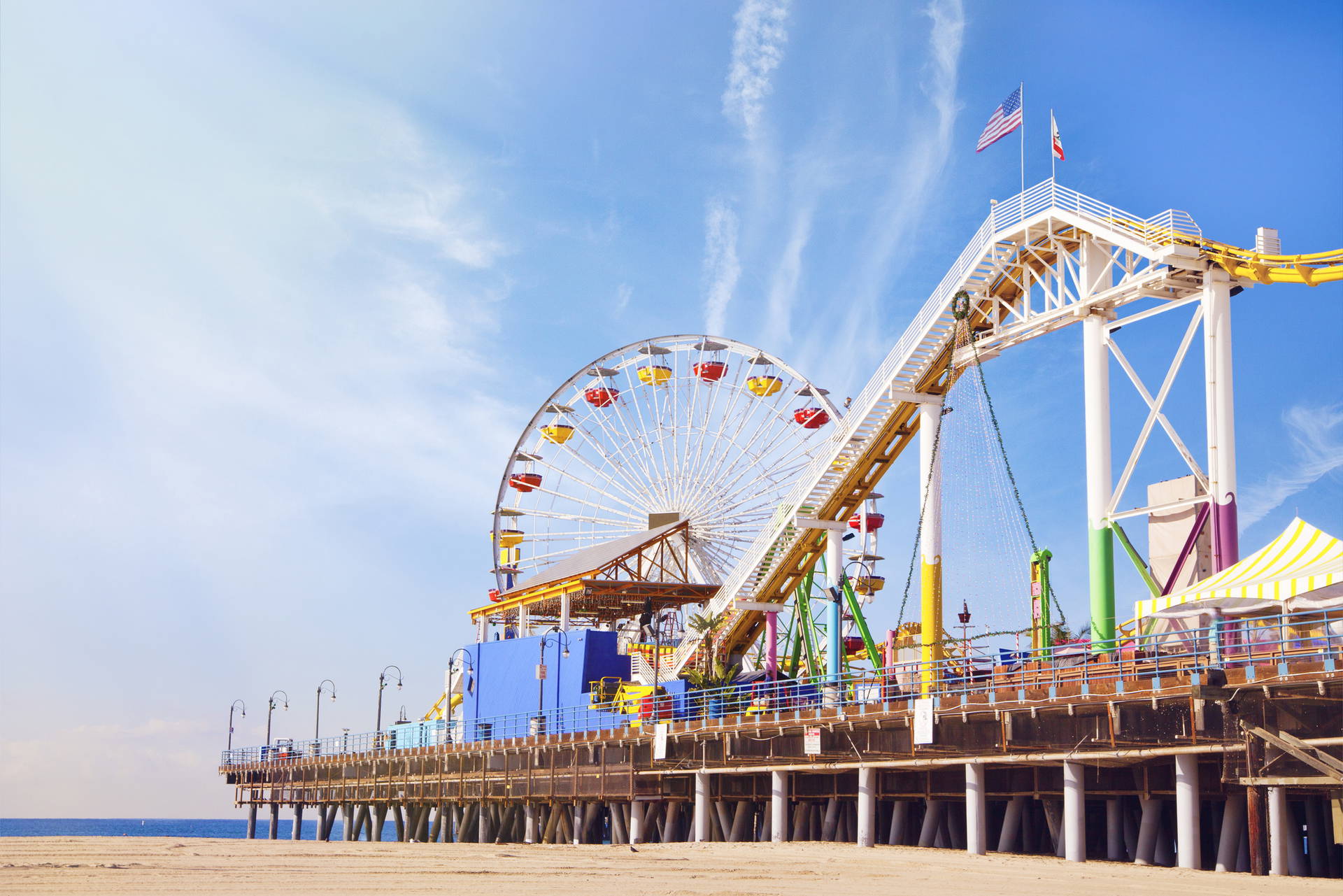 Santa Monica Pier z diabelskim młynem i kolejką.
