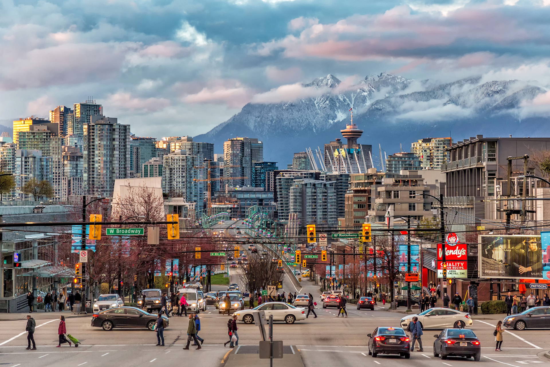 Krajobraz Vancouver z wieżą i górami w tle.