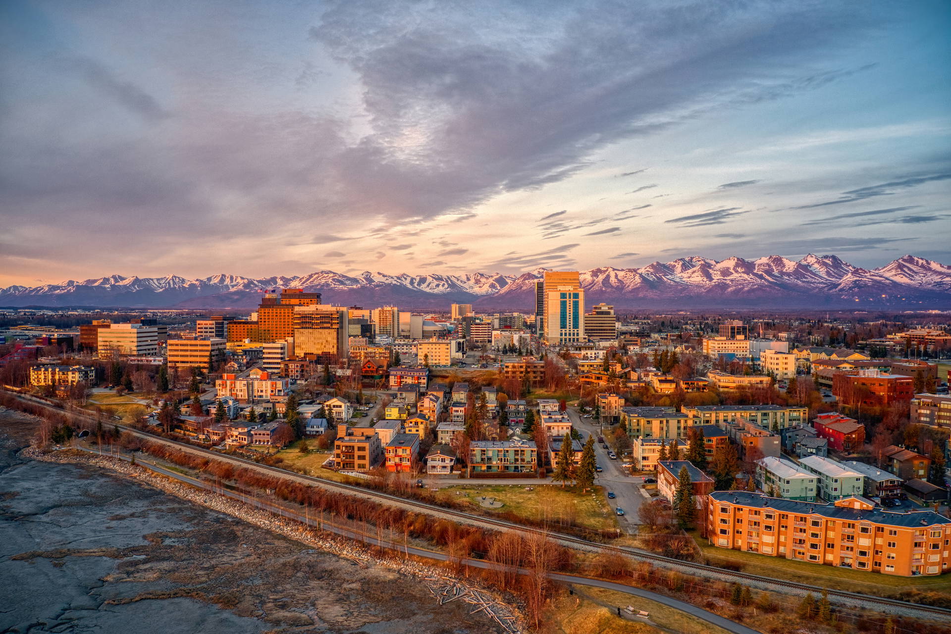 Panorama Anchorage na Alasce z ośnieżonymi szczytami w tle.
