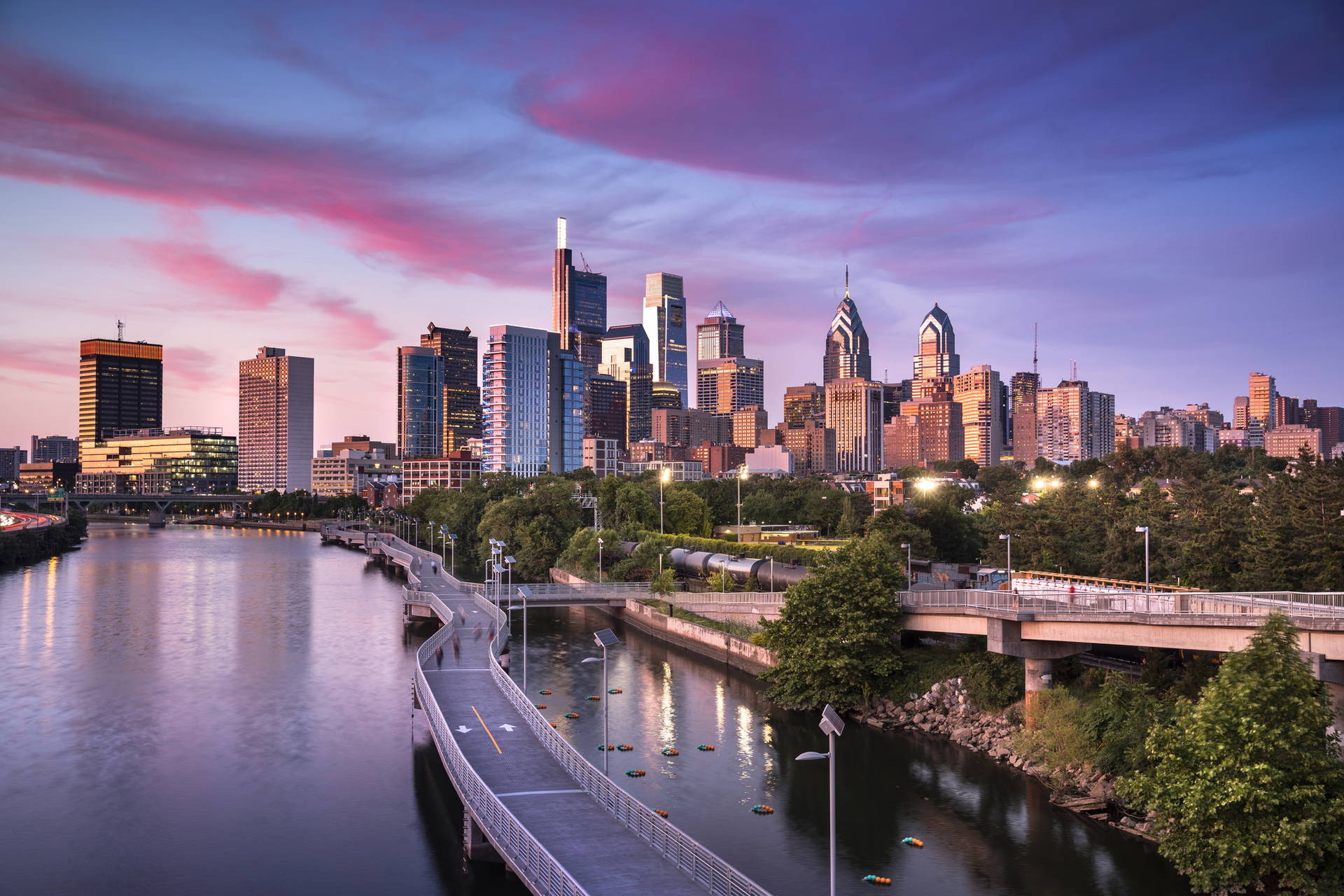Panorama Filadelfii i rzeki Schuylkill o zmierzchu.