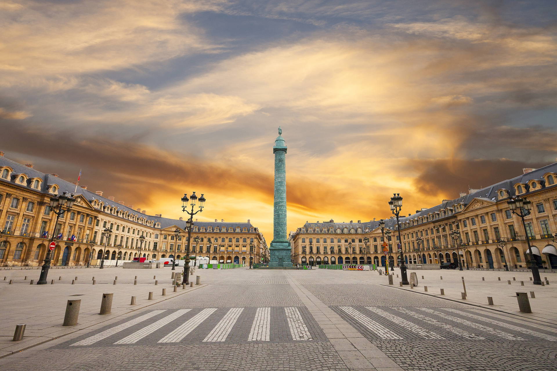 Plac Vendôme w Paryżu z kolumną w centralnej części.