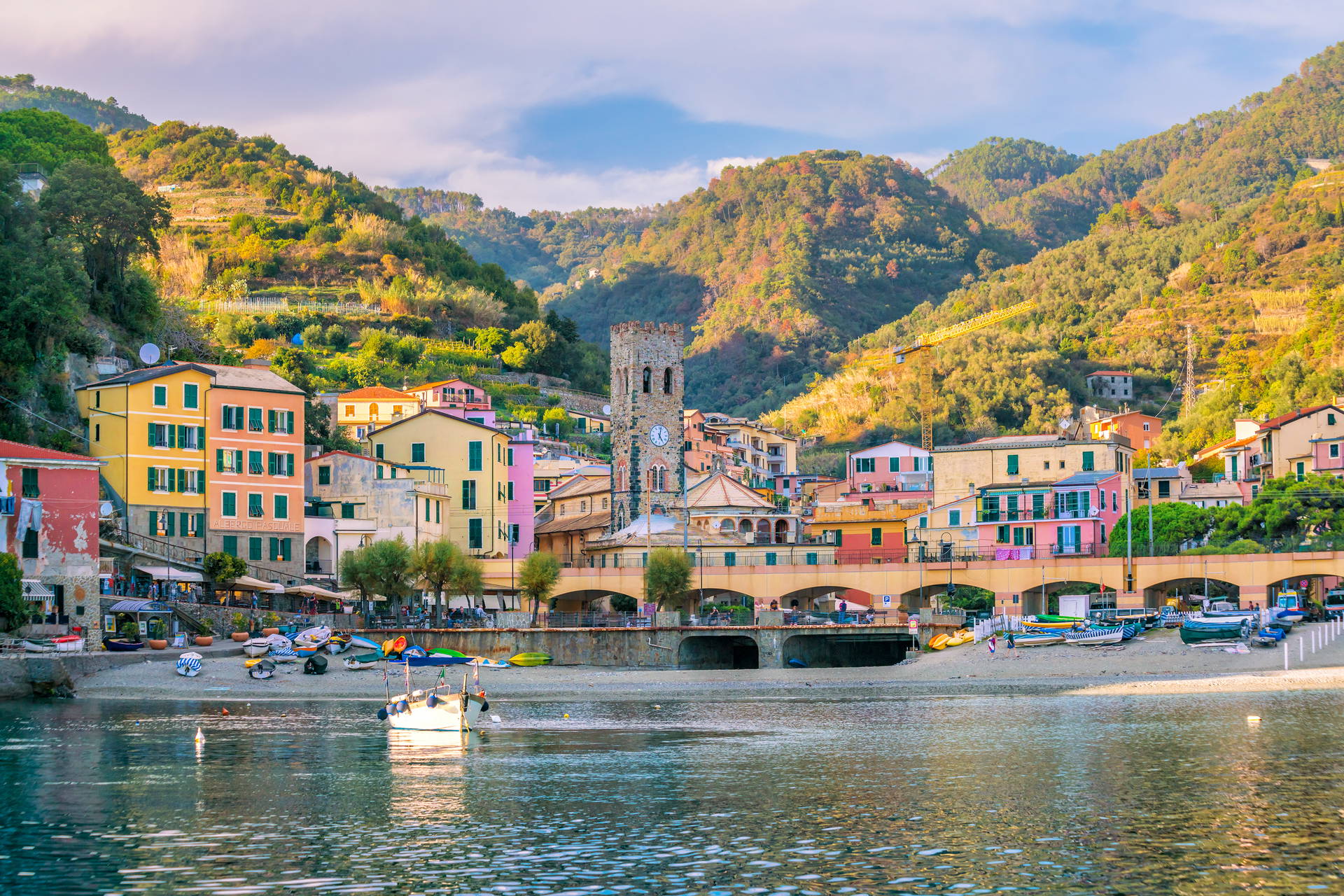 Kolorowe domy i wieża zegarowa w Manaroli, Cinque Terre, Włochy.
