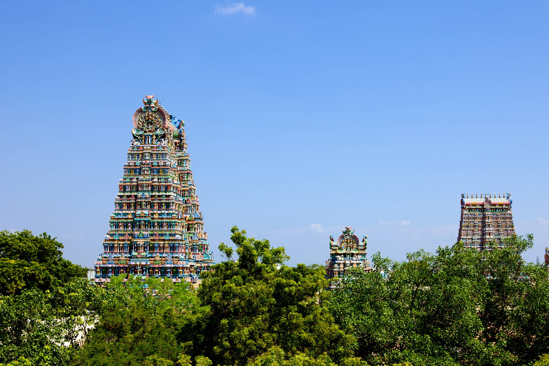Kolorowe wieże hinduistycznej świątyni Meenakshi Amman w Madurai, Indie.