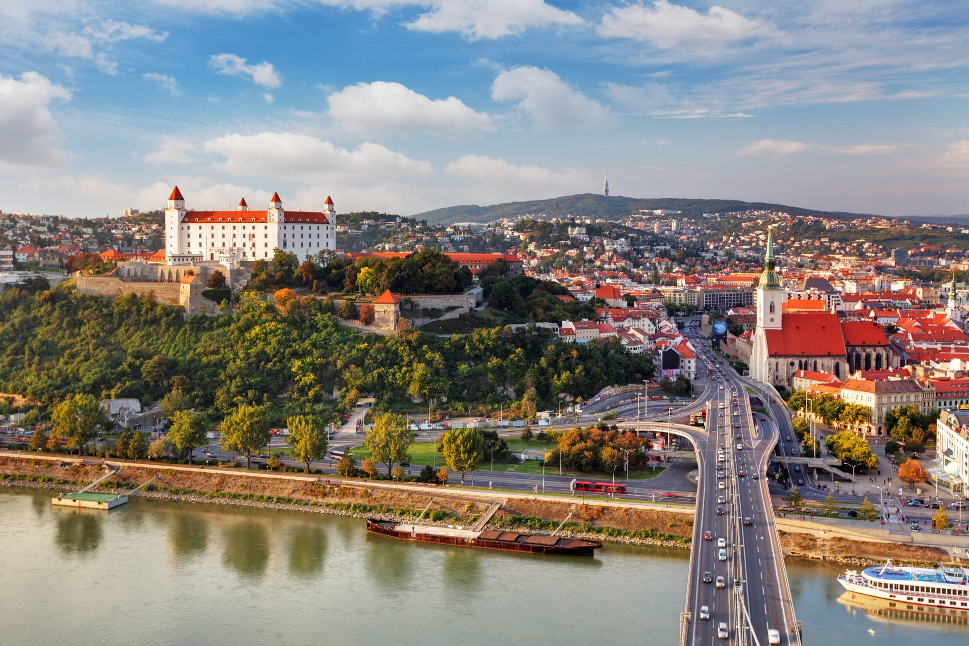Panorama Bratysławy z Zamkiem Bratysławskim i mostem.