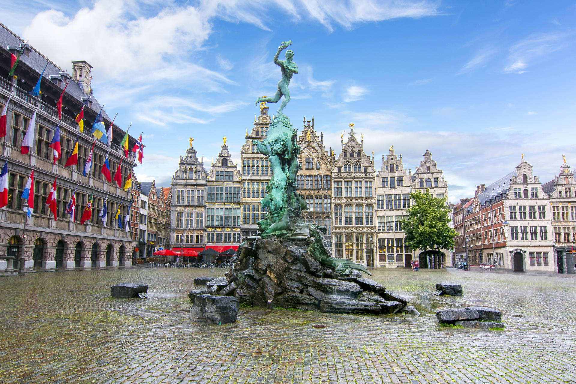 Fontanna Brabo na rynku w Antwerpii.