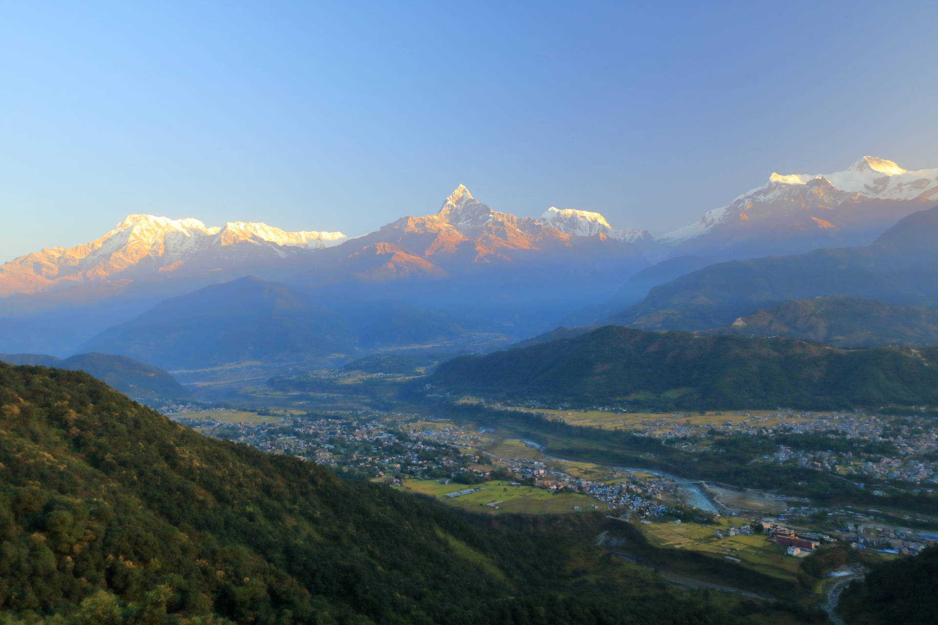 Widok na nepalskie szczyty Annapurny i miasto Pokhara w dolinie.