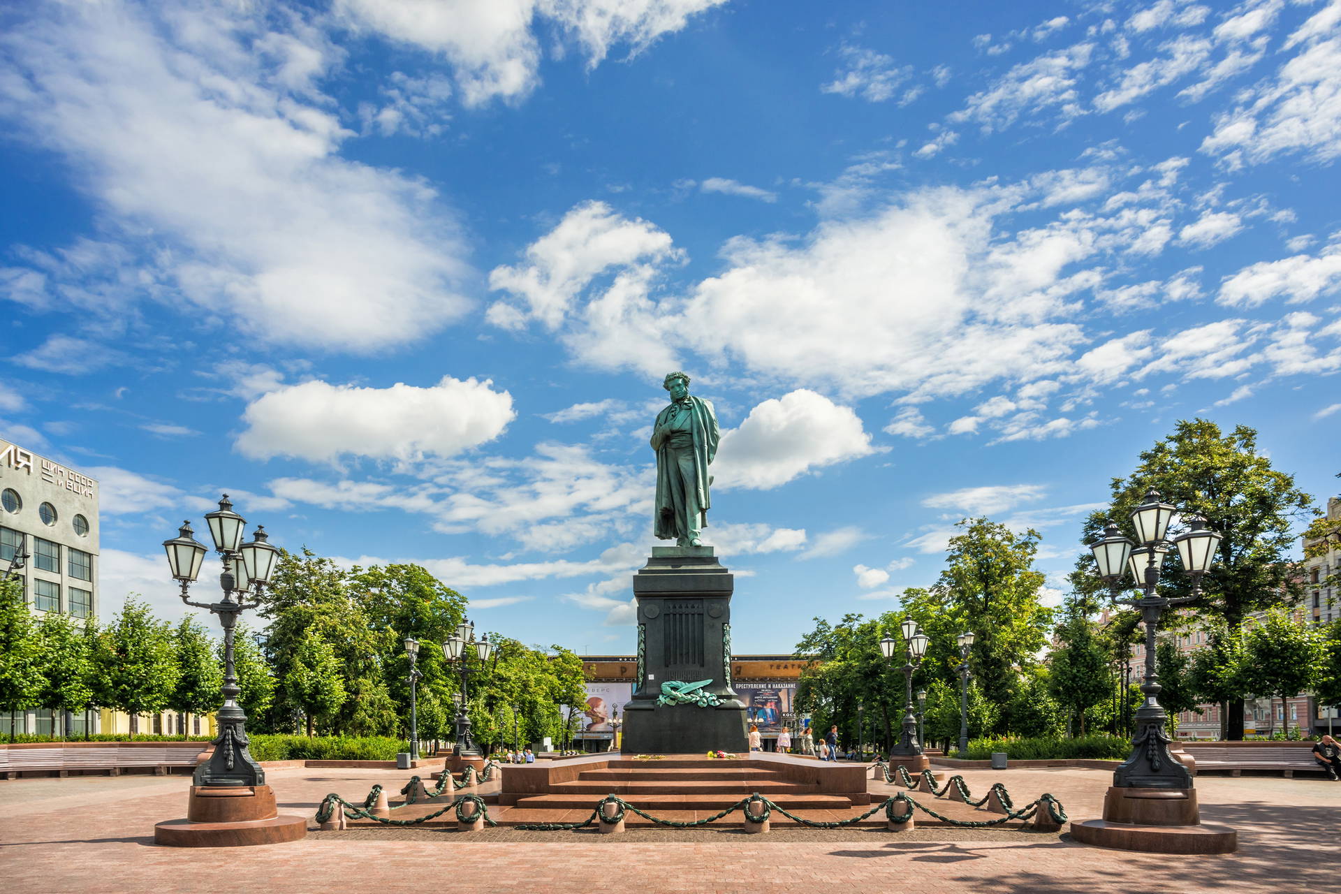 Pomnik Puszkina w Moskwie na tle błękitnego nieba.