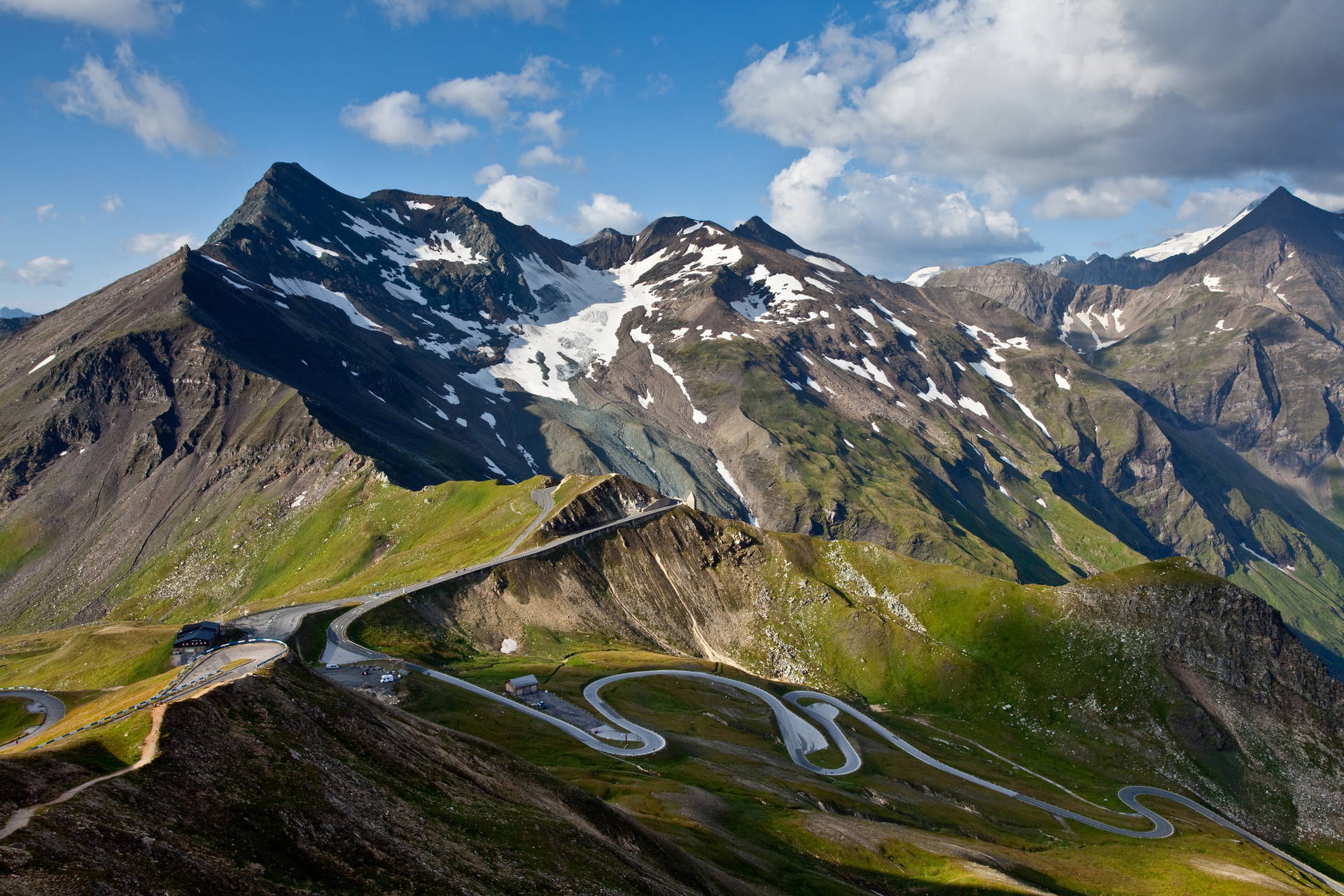 Górska droga Grossglockner wijąca się serpentynami.