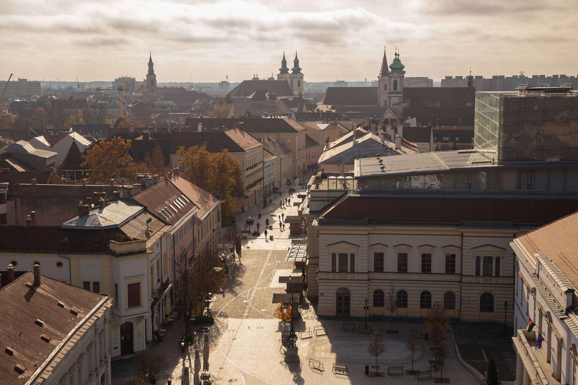 Widok z góry na miasto Eger na Węgrzech.