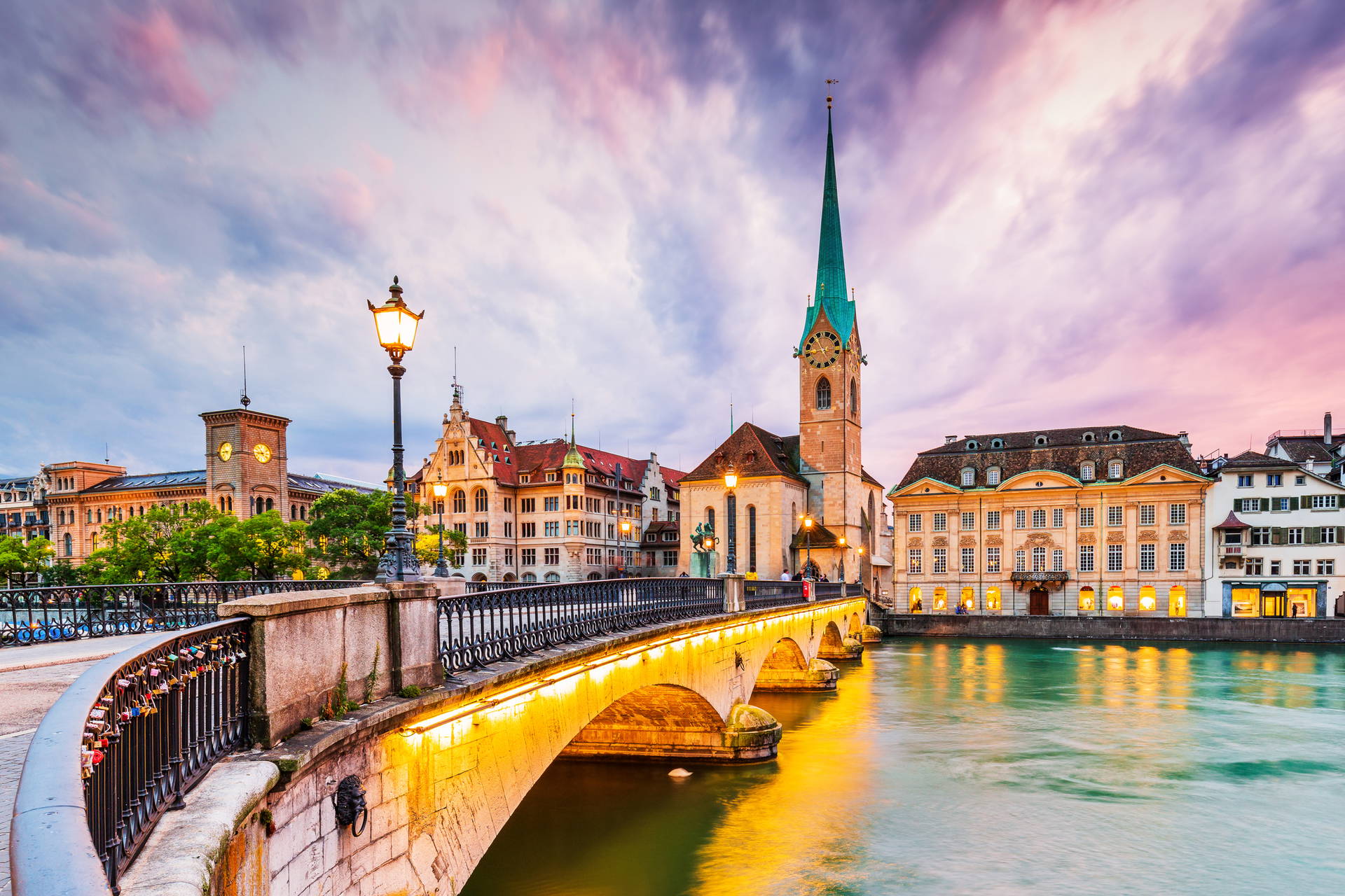 Most Münsterbrücke i kościół Fraumünster w Zurychu o zmierzchu.