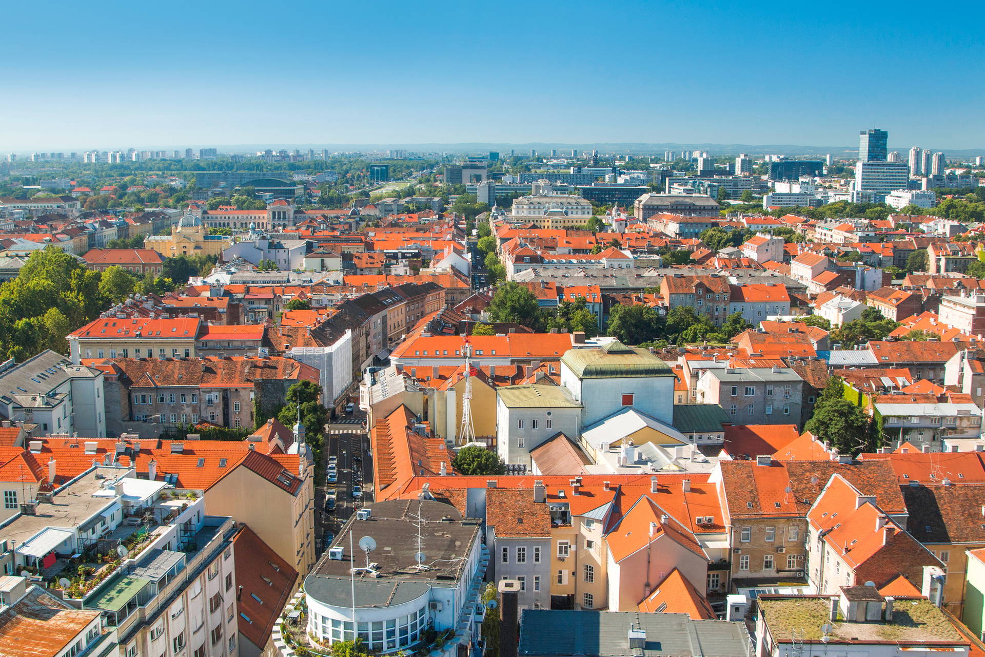 Panorama Zagrzebia z czerwonymi dachami budynków.