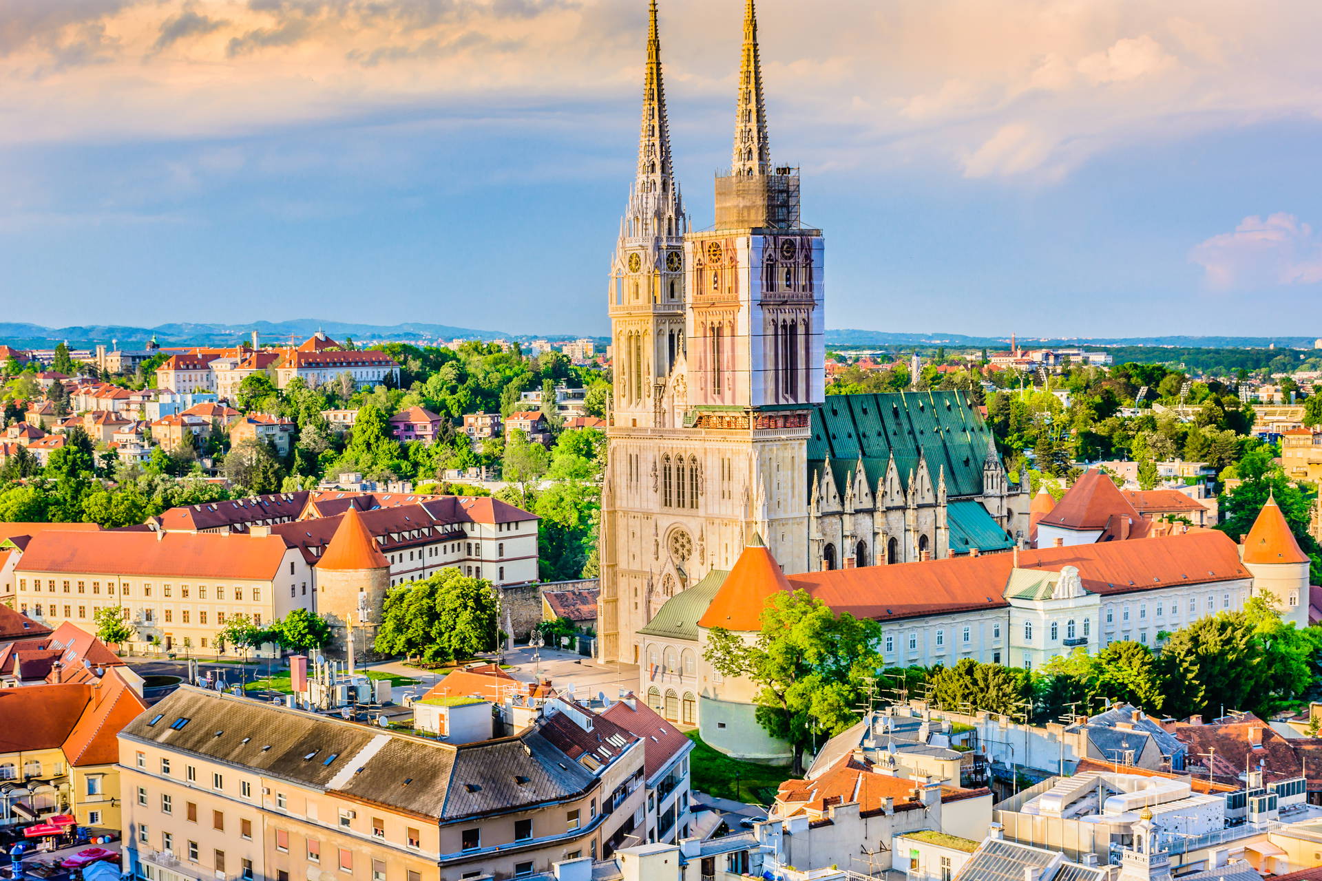 Panorama Zagrzebia z katedrą w tle.