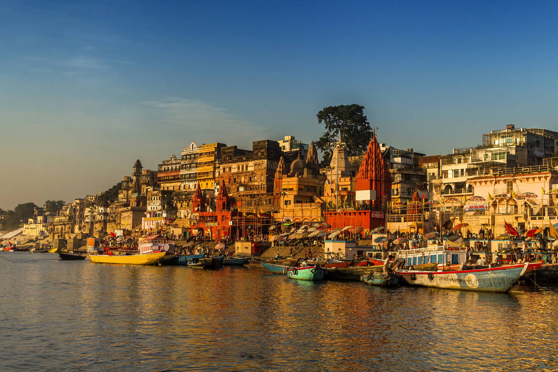 Panorama Varanasi w Indiach z łodziami na rzece Ganges.