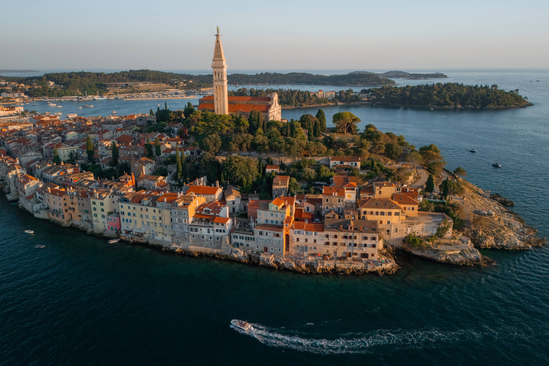 Widok z lotu ptaka na stare miasto Rovinj w Chorwacji. Nad zabytkowymi budynkami na półwyspie góruje kościół św. Eufemii.