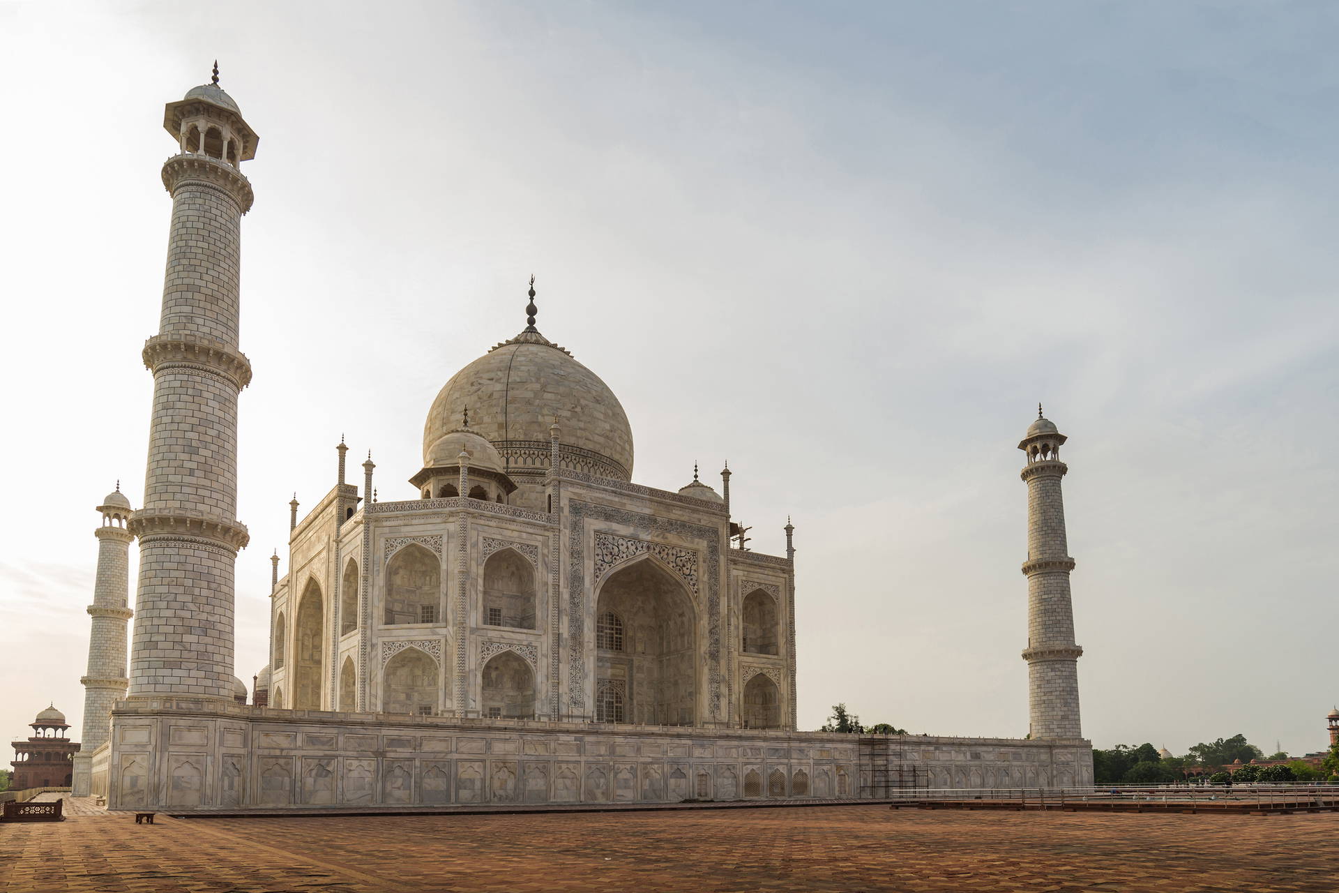 Taj Mahal z minaretami w oddali.