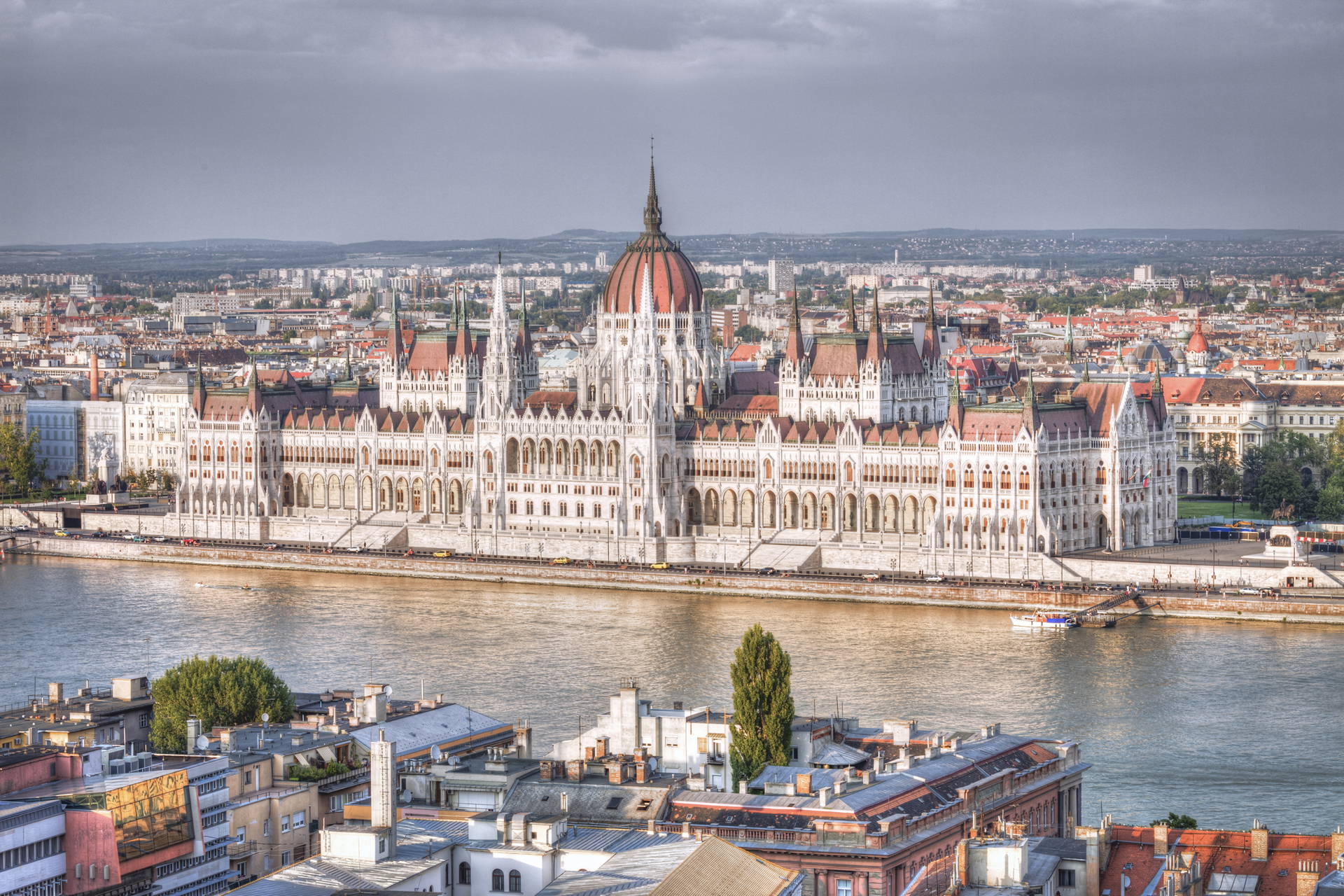 Panorama Budapesztu z budynkiem parlamentu w tle.