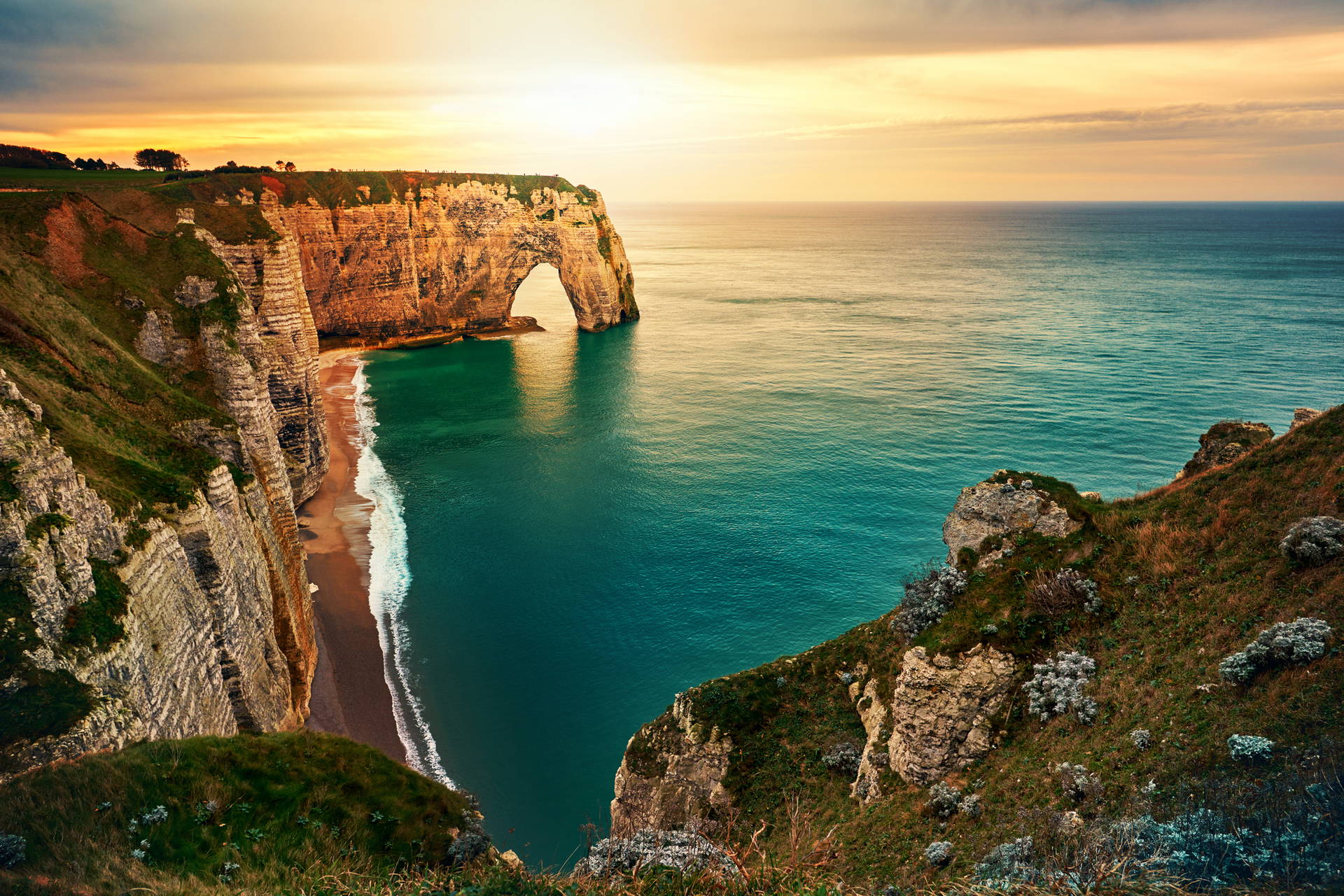Klify i łuk skalny w Etretat, Francja.