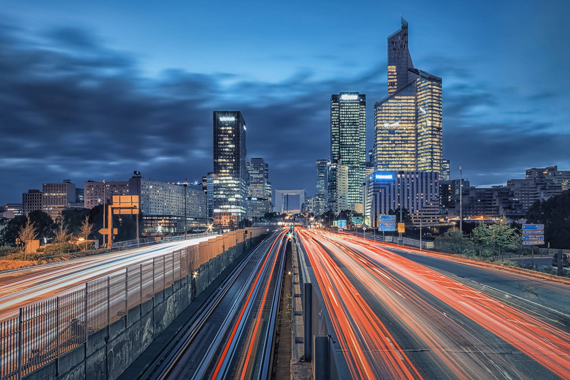 Panorama dzielnicy La Défense w Paryżu nocą. Zdjęcie wykonane z długą ekspozycją.
