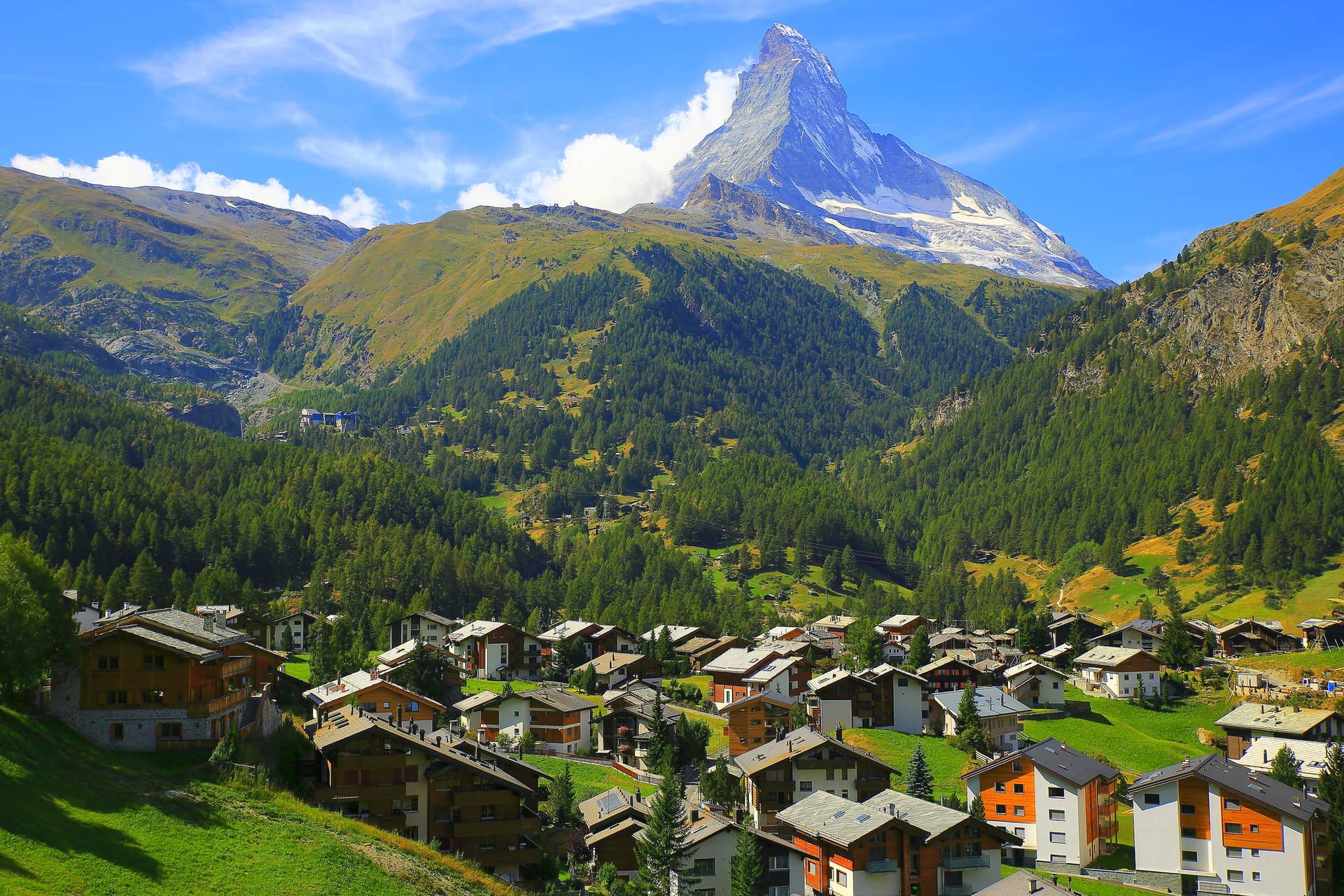 Matterhorn góruje nad wioską Zermatt.