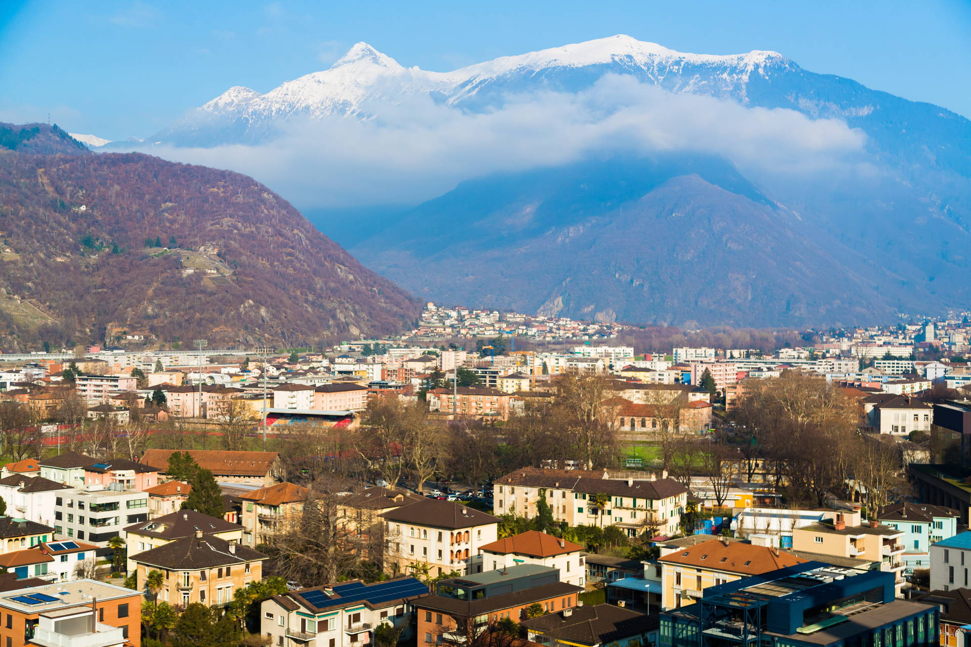 Panorama Bellinzony z widokiem na szwajcarskie Alpy.