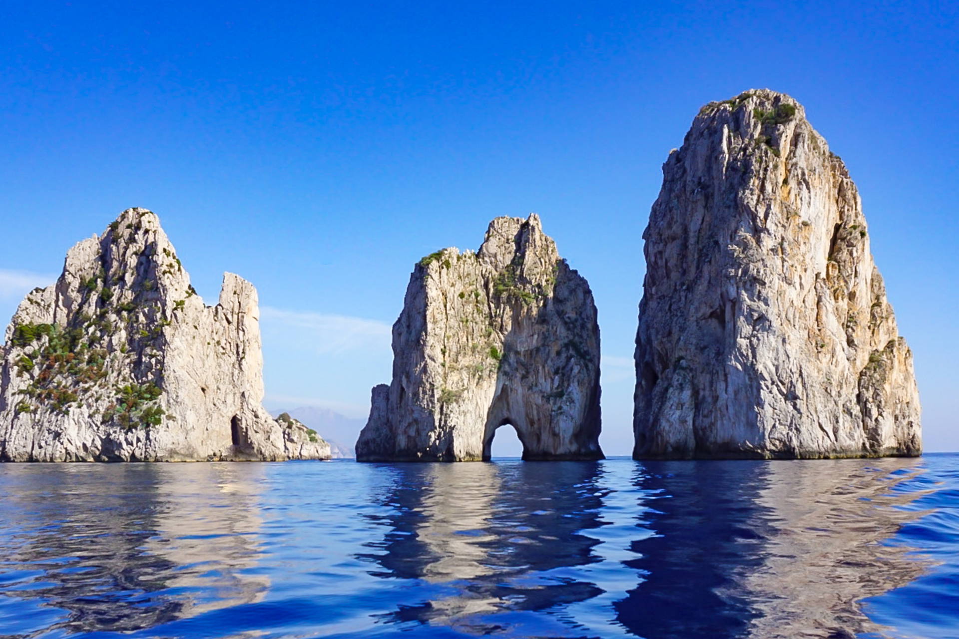 Trzy formacje skalne Faraglioni wystające z morza, Capri.