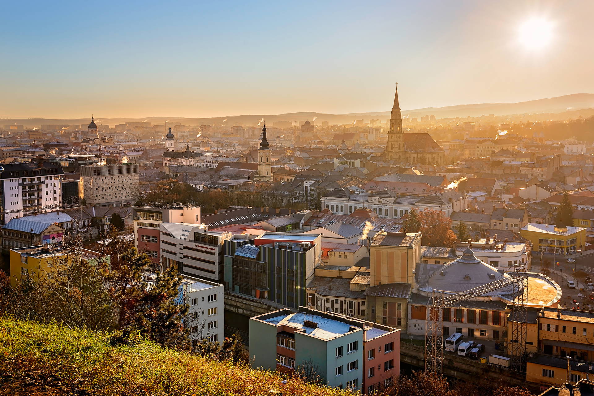 Panorama rumuńskiego miasta Kluż-Napoka w słoneczny dzień.
