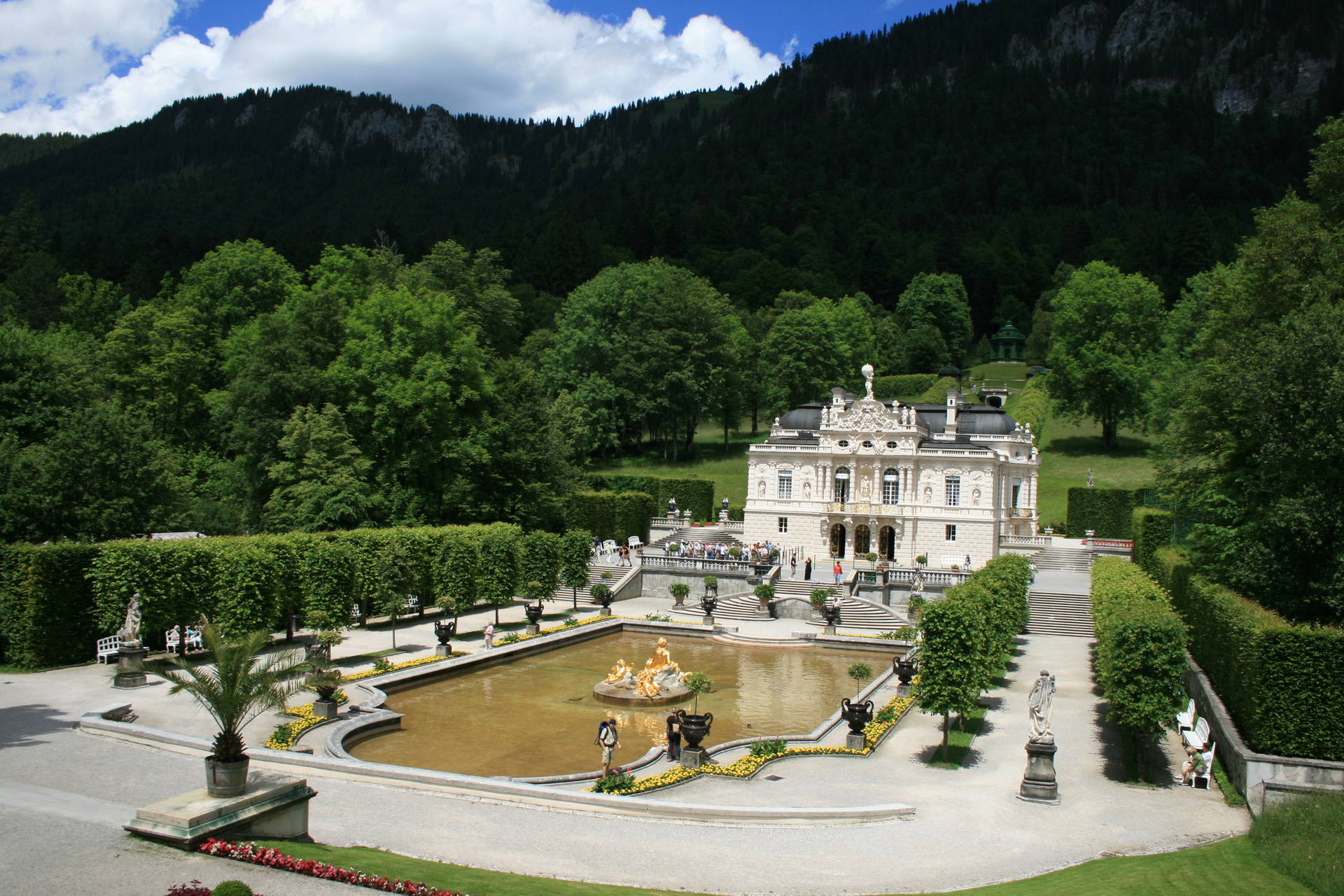 Zamek Linderhof i fontanna.
