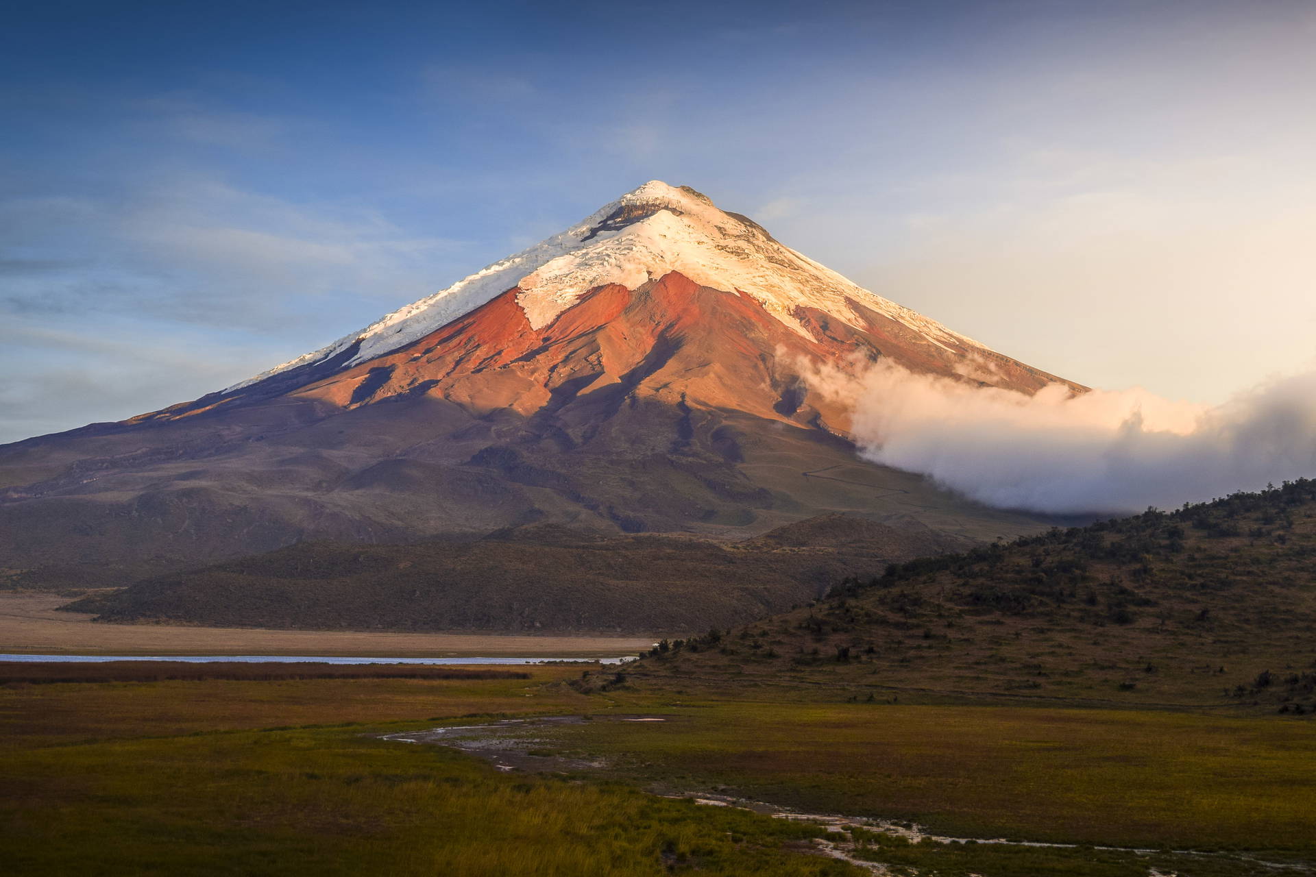 Wulkan Cotopaxi w krajobrazie.