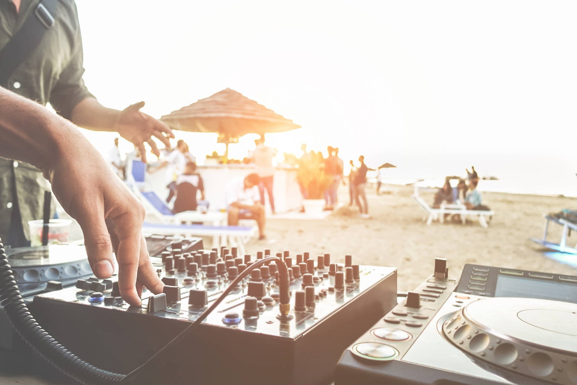 DJ gra na plaży podczas imprezy.