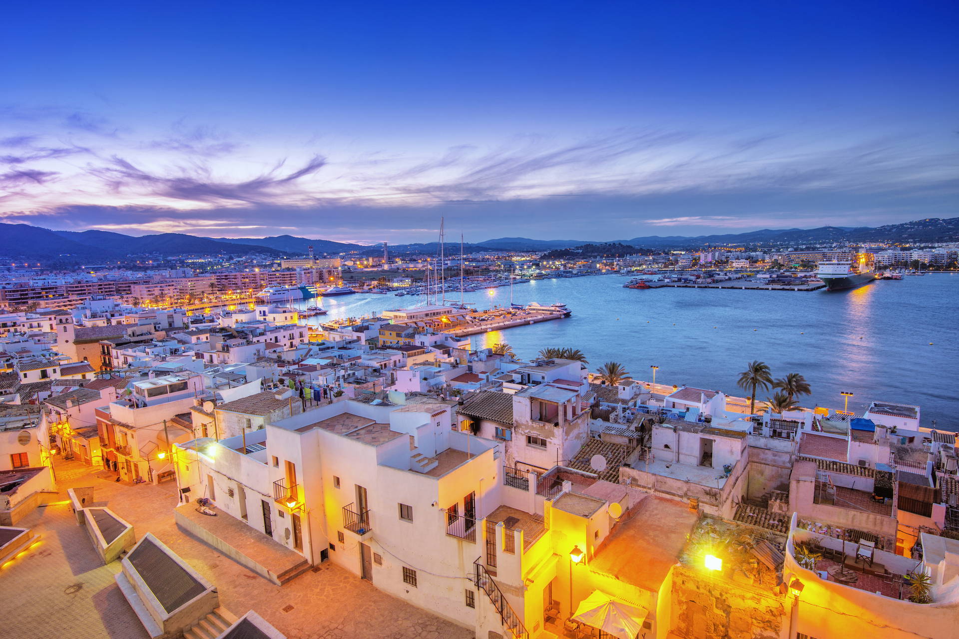 Dalt Vila i port w Ibizie o zmierzchu.