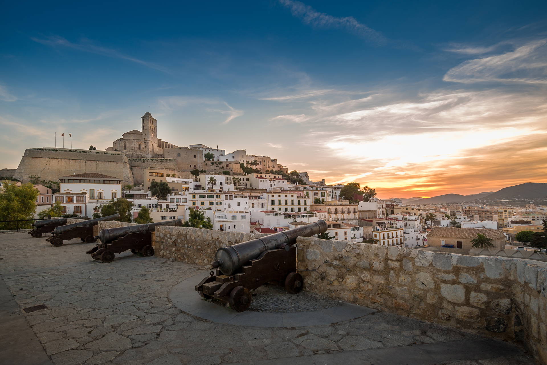 Widok na Ibizę z Dalt Vila z armatami na pierwszym planie.