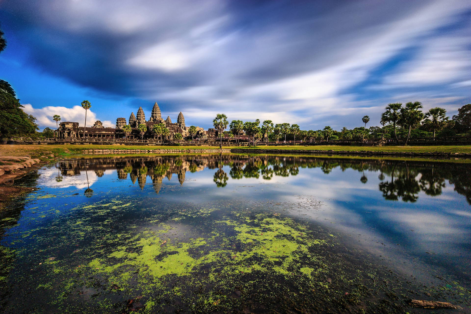 Świątynia Angkor Wat odbita w stawie.