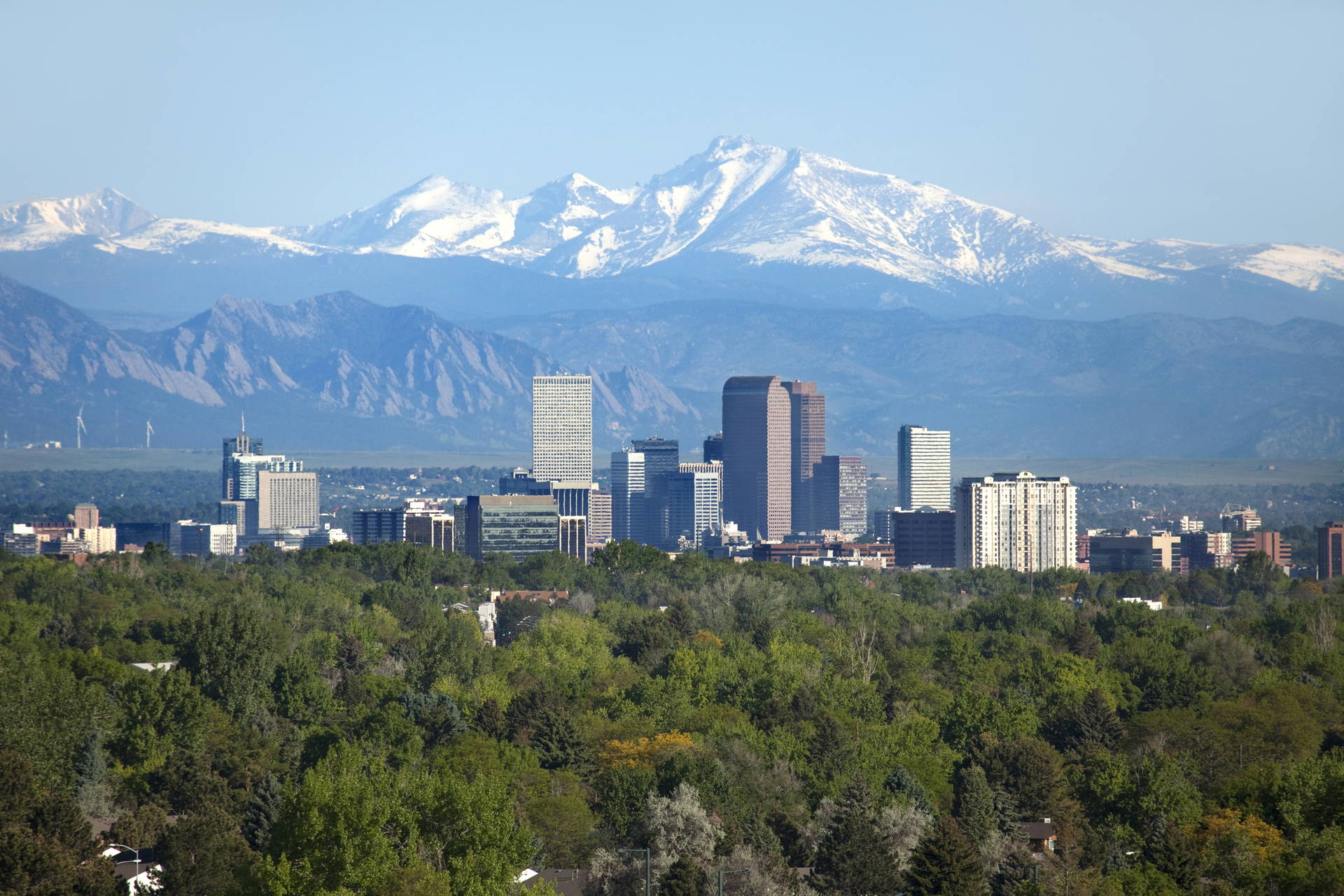 Panorama Denver w Kolorado z widokiem na góry.