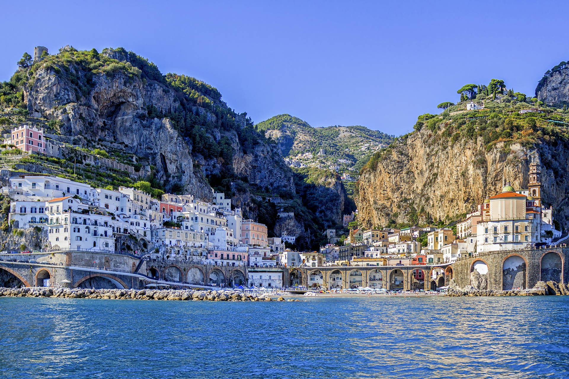 Panorama Amalfi we Włoszech: budynki na klifach i morze.