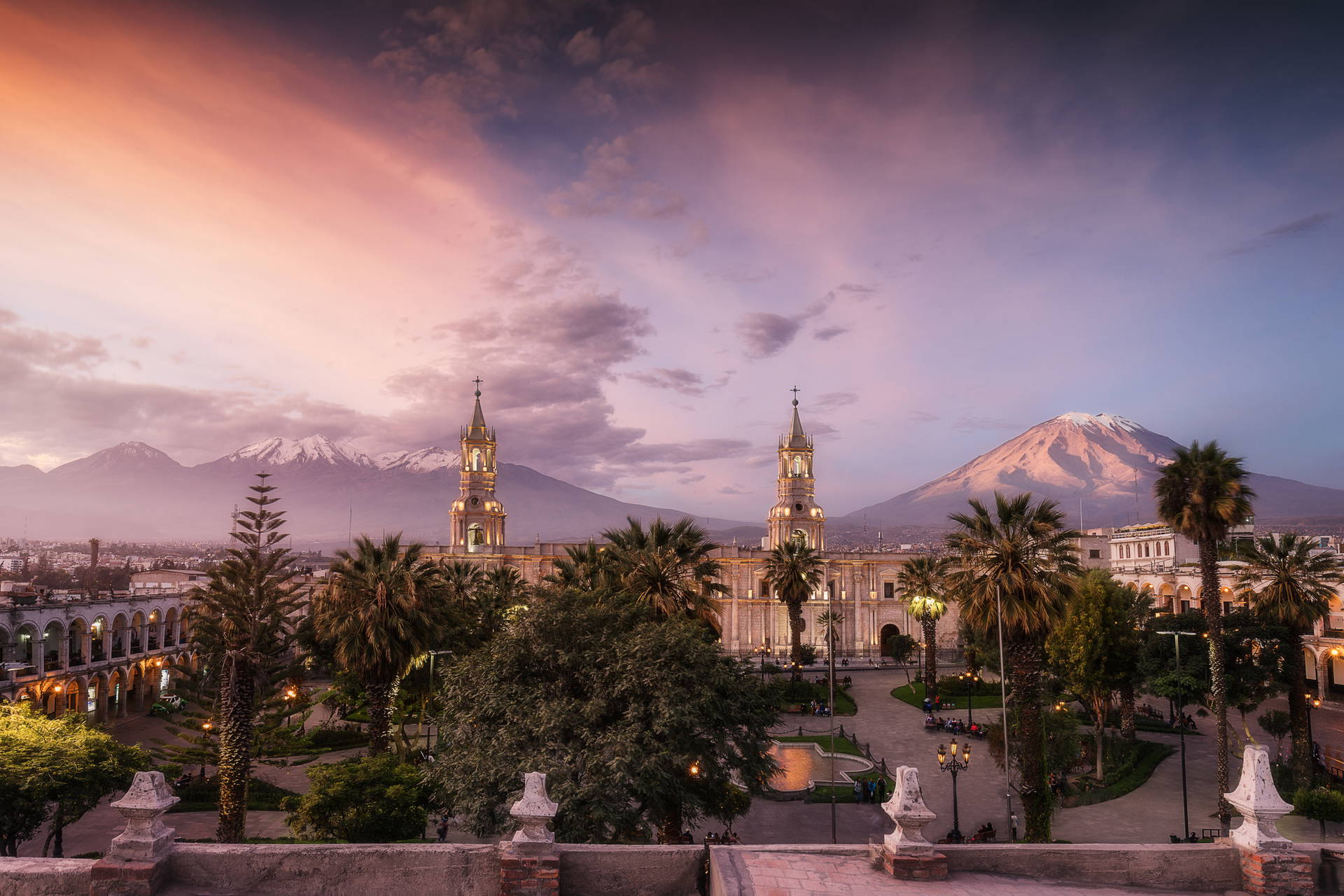 Arequipa z katedrą i wulkanem Misti w tle.