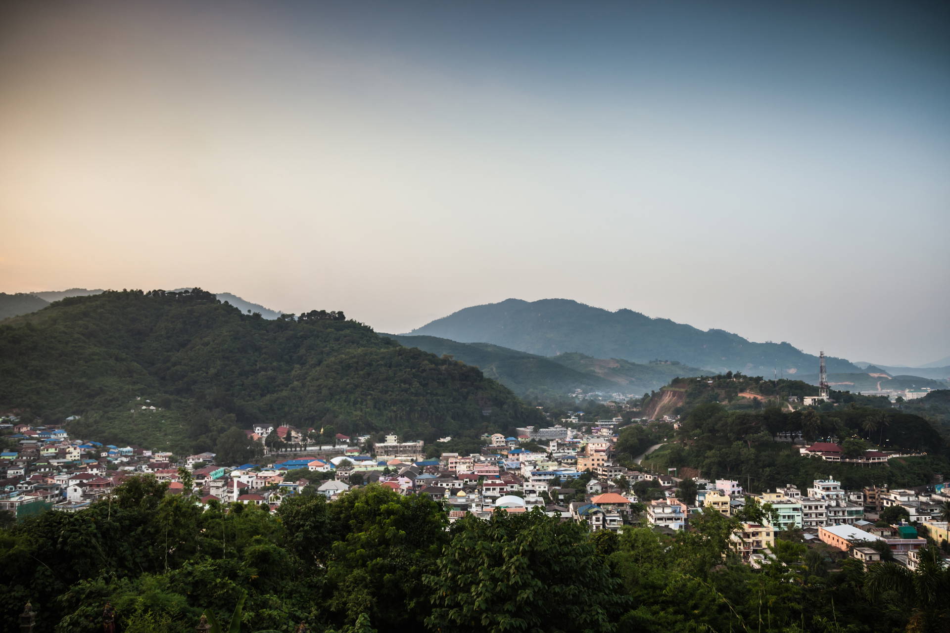 Panorama miasta Mae Sot w Tajlandii, otoczonego wzgórzami.