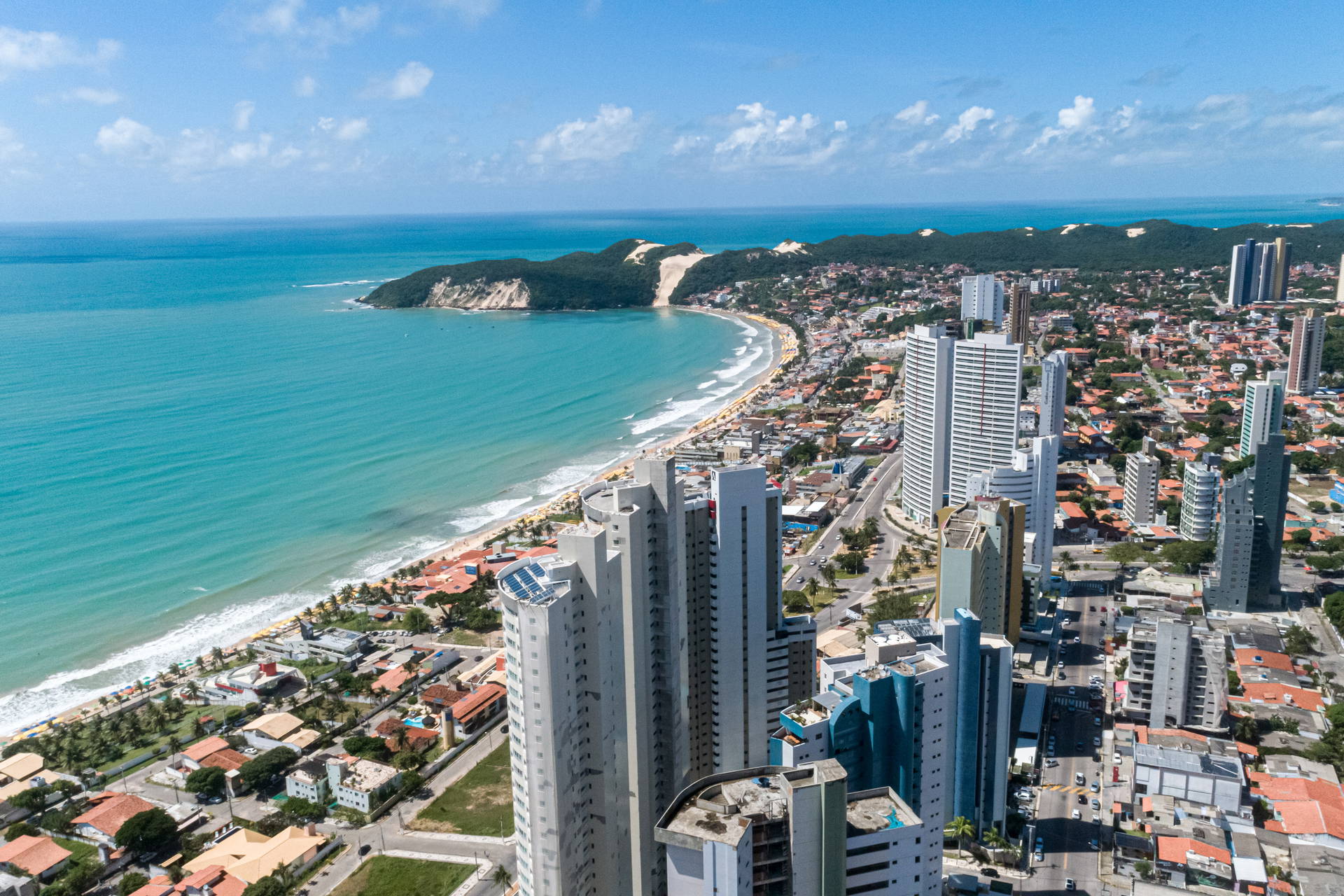 Panorama Natal w Brazylii: budynki, plaża i ocean.