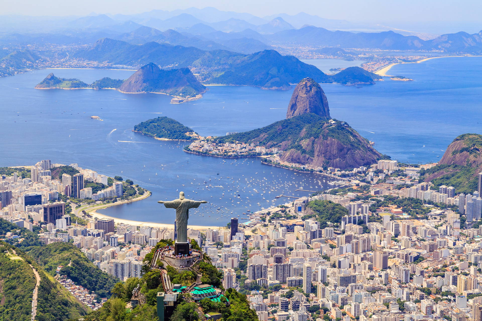 Rio de Janeiro z pomnikiem Chrystusa Odkupiciela w tle.
